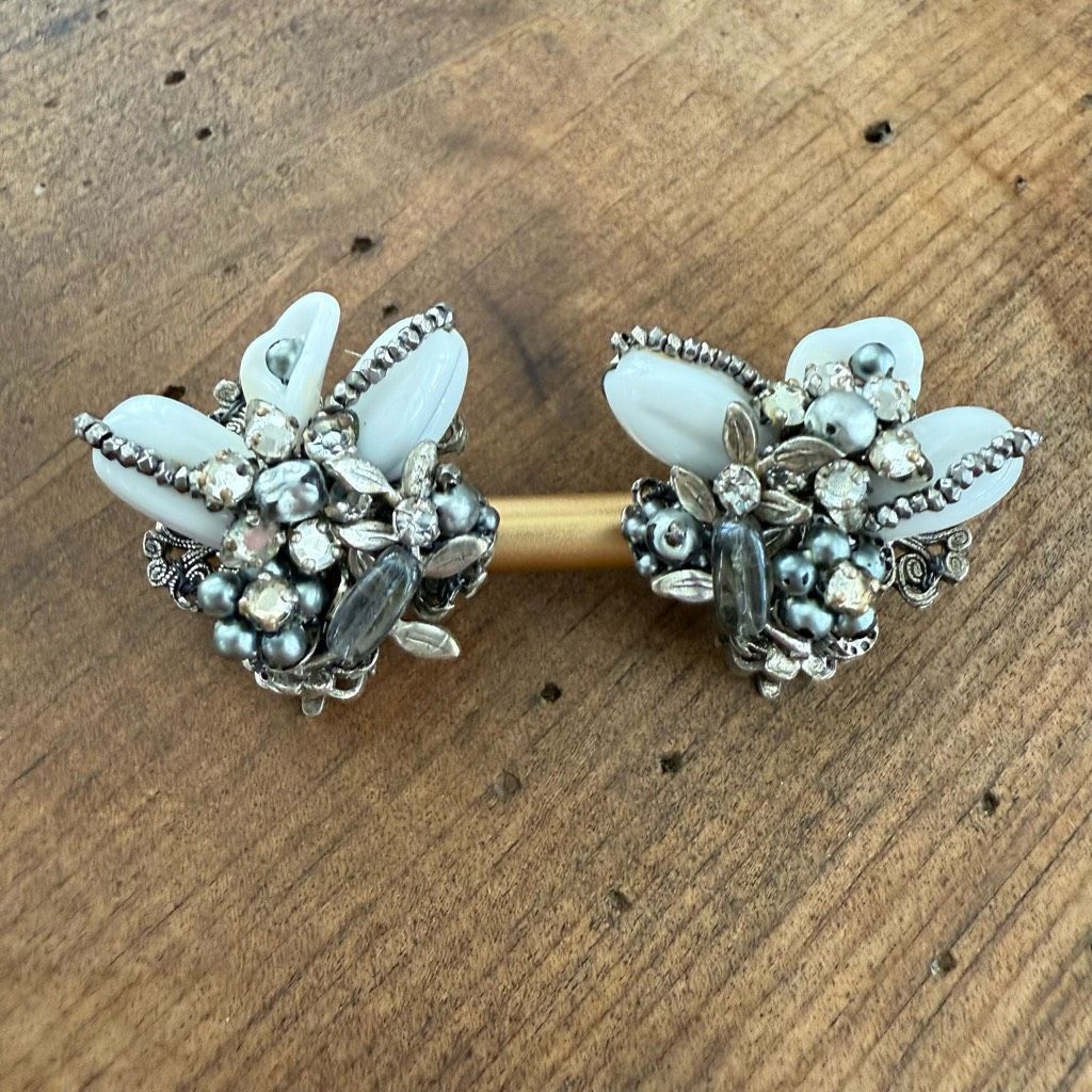 Vintage Vintage 50s Robert White Bead Silver Tone Rhinestone Faux Pe Size ONE SIZE - 1 Thumbnail