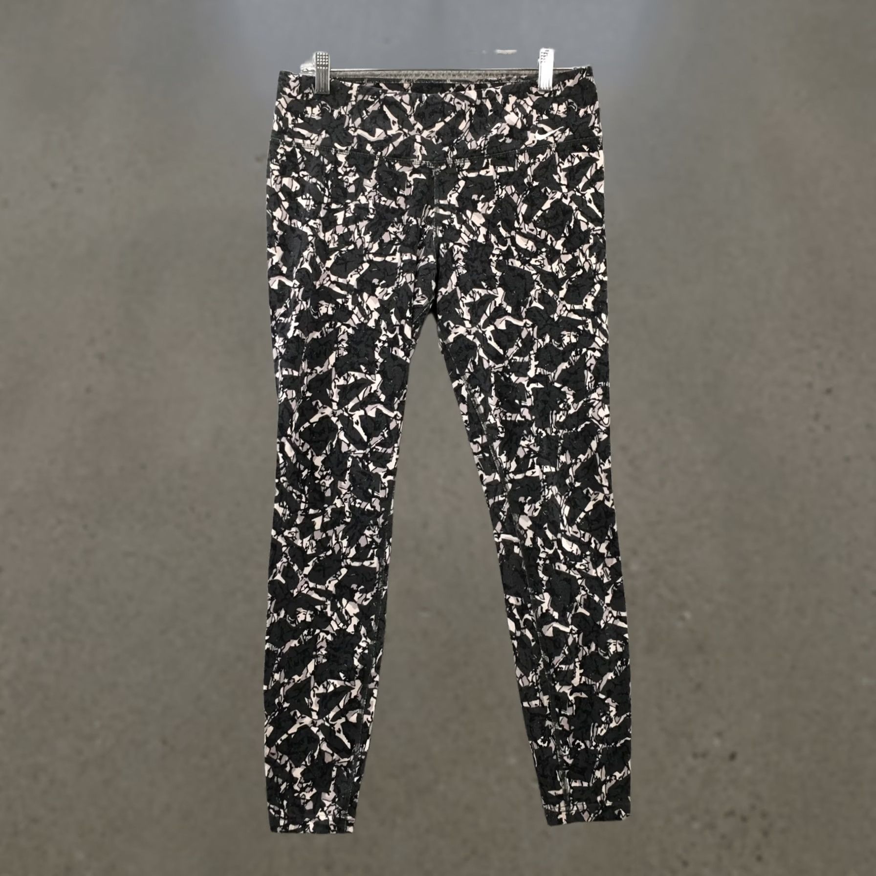 Nike Nike Skinny Leggings Pants Womens L Gray Camo Pull On Mid Rise 30x27.5 Nike Dri-FIT Leggings Womens L Camouflage Gray Pull On Activewear Pants Size 36" / US 14 / IT 50 - 1 Thumbnail