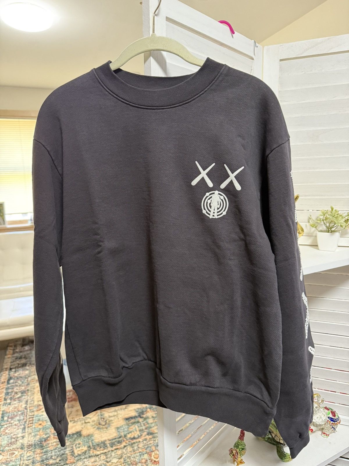 スウェット・トレーナー KAWS For Kid Cudi Moon Man Front Print Crewneck Sweatshirt KAWS and Kid Cudi collaborate on a special release - HIGHXTAR.
