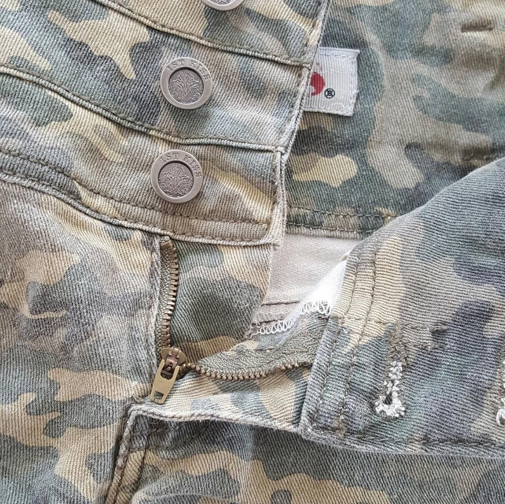 Designer Camo Faded Kiss High Waisted Short Size 30" / US 8 / IT 44 - 3 Thumbnail