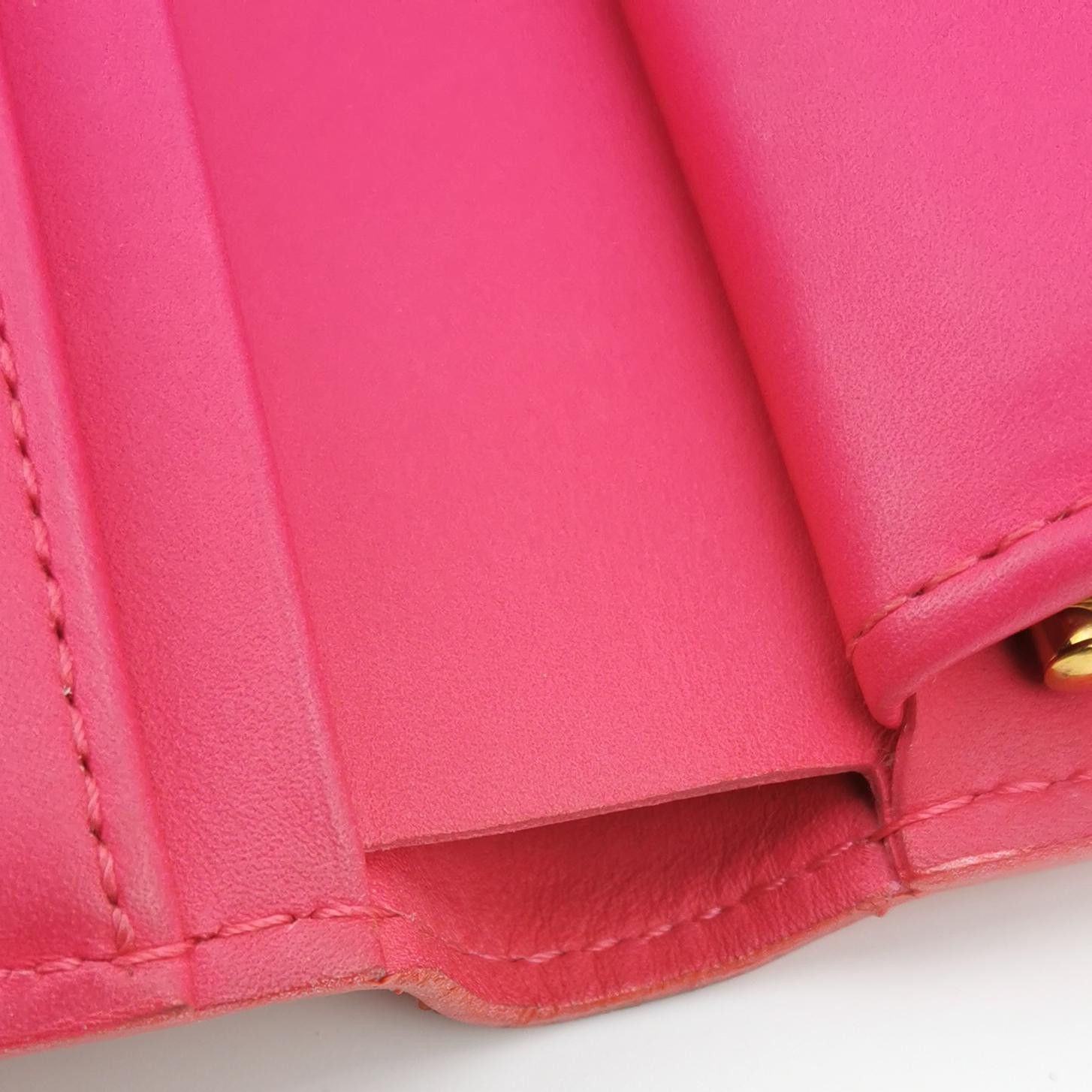 Louis Vuitton Louis Vuitton (LV) patent leather snap embossed print walle Size ONE SIZE - 6 Thumbnail