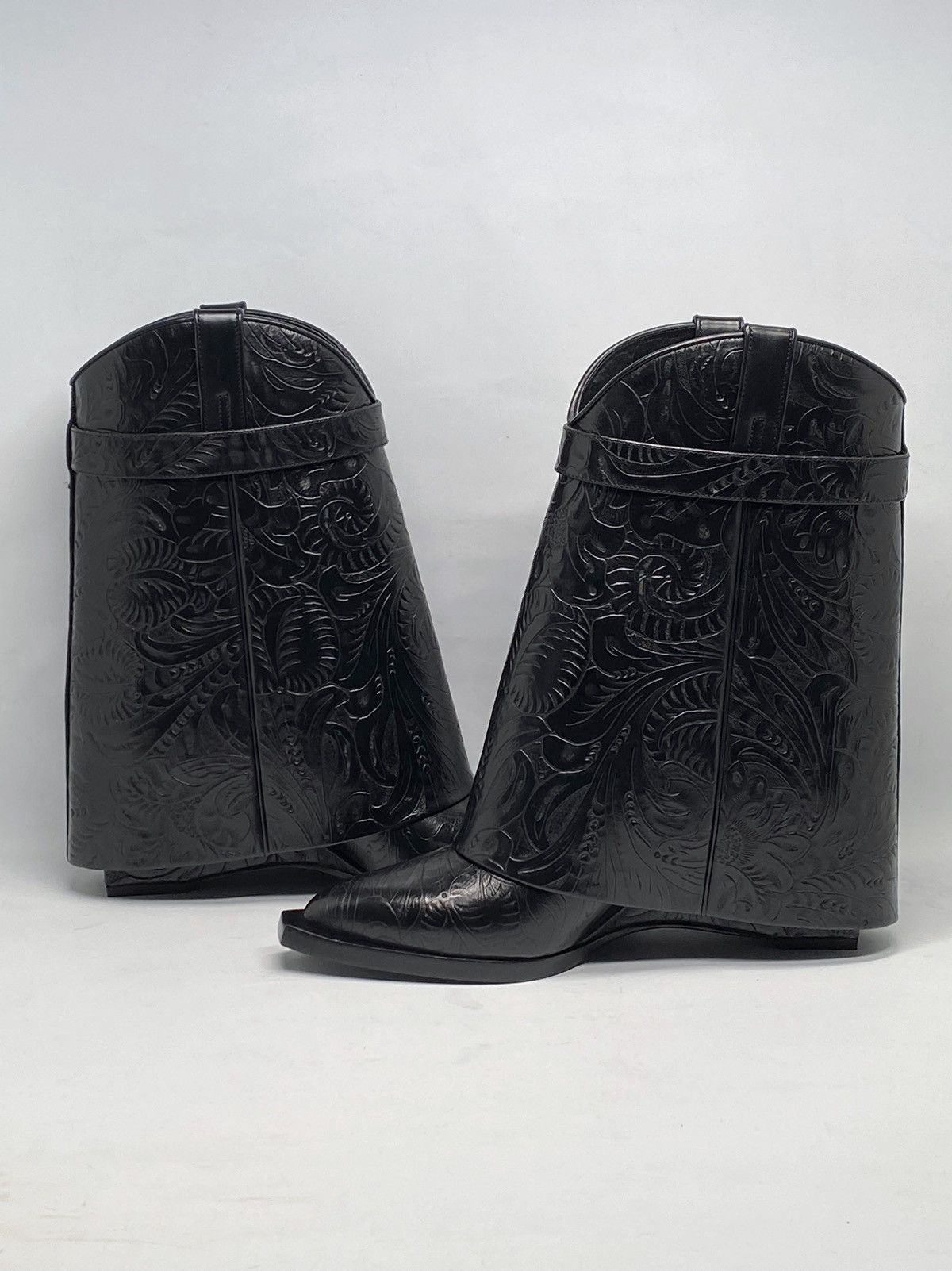 Givenchy Givenchy Shark Lock Cowboy Ankle Leather Boots size 39 Size US 9 / IT 39 - 10 Thumbnail
