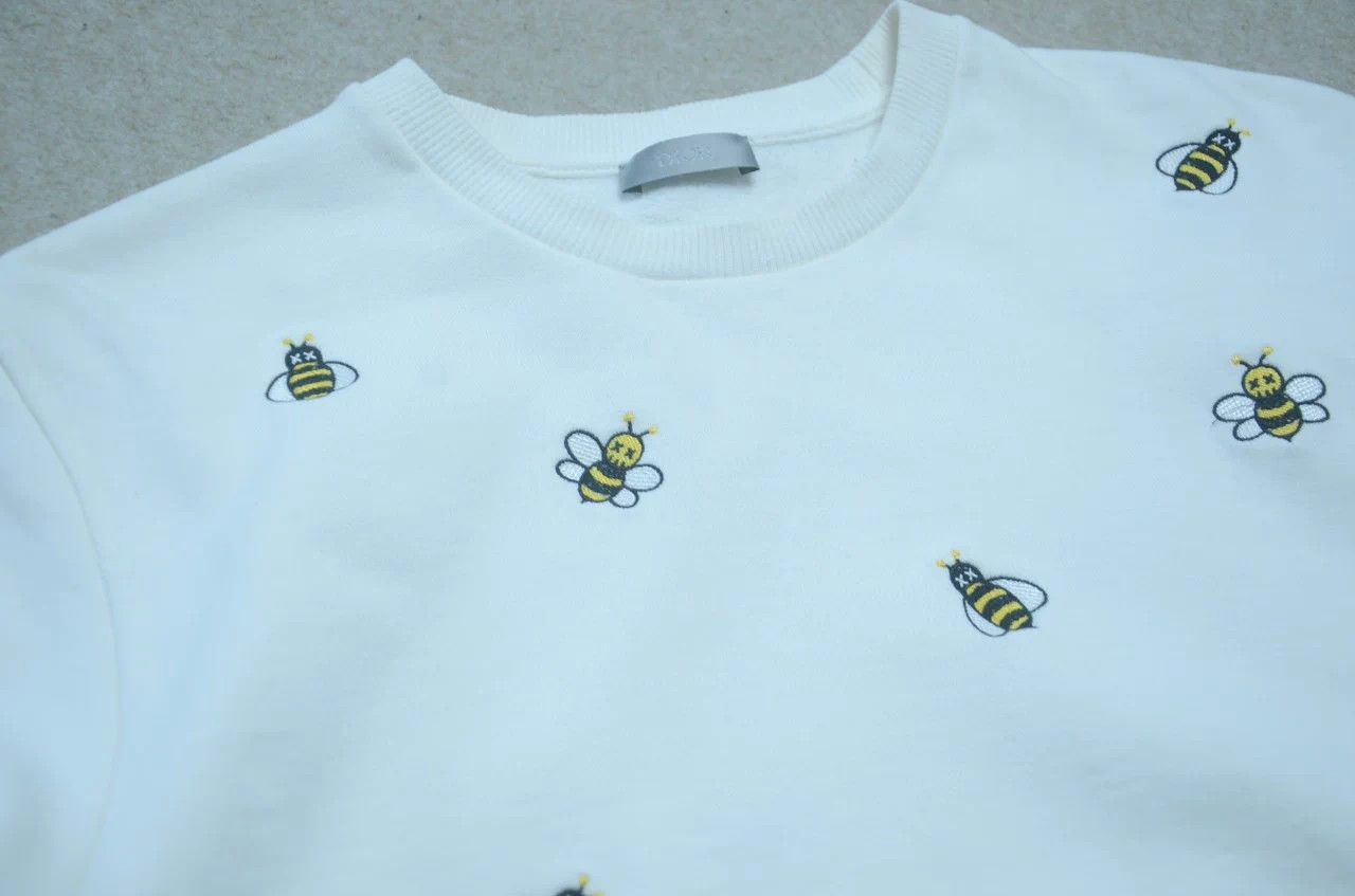 Dior Dior × Kaws Bee Embroidered White Sweatshirt M Size US M / EU 48-50 / 2 - 3 Thumbnail