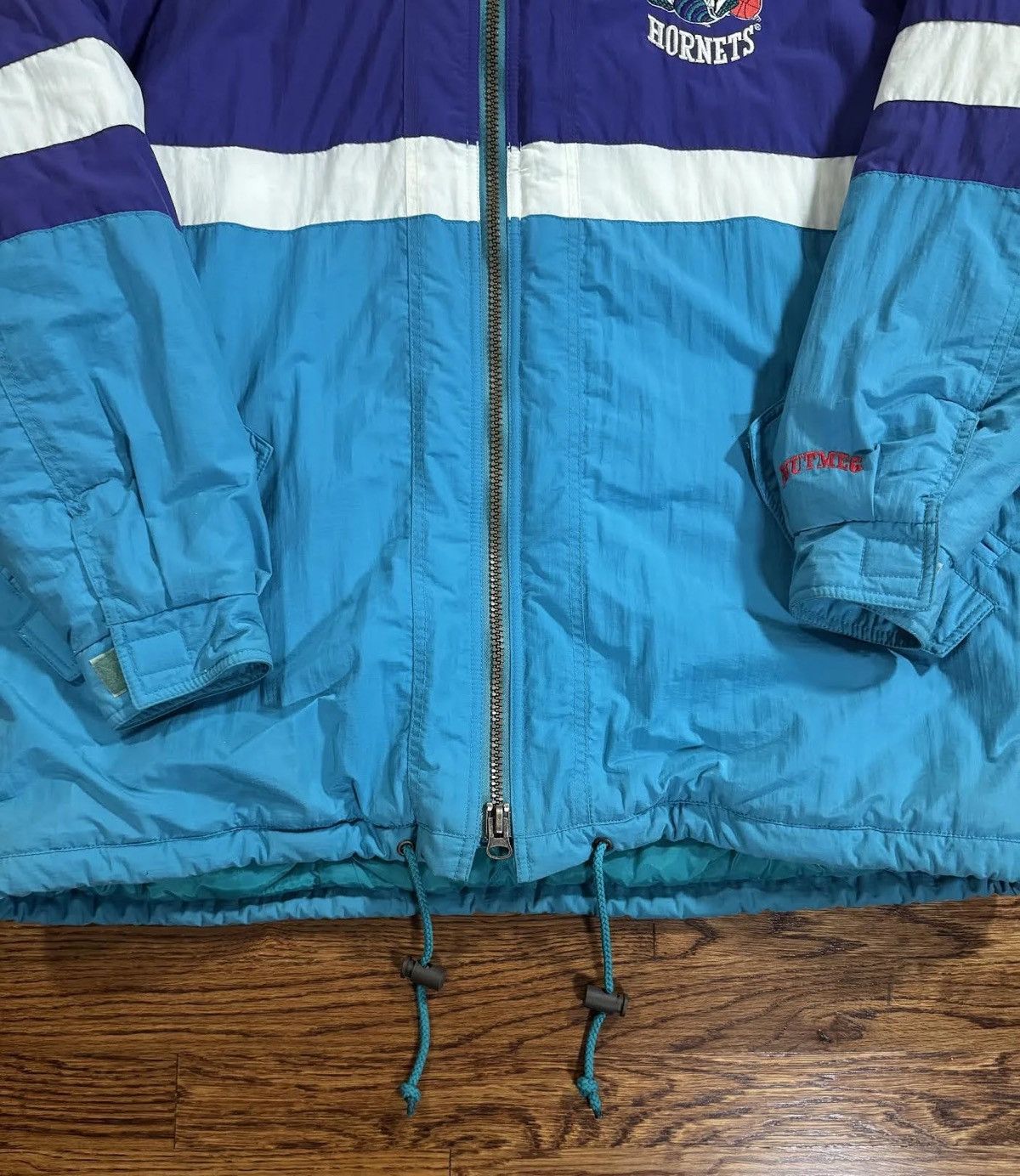 Nutmeg Vintage Nutmeg Mills Charlotte Hornets Hooded Winter Jacket Size US XL / EU 56 / 4 - 2 Thumbnail