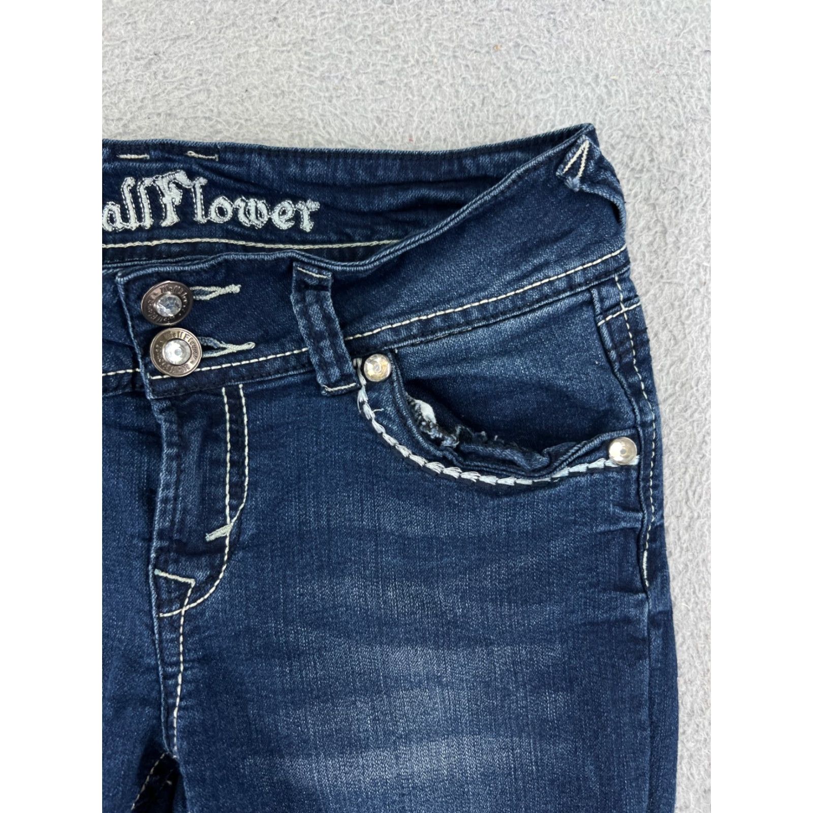 Vintage WallFlower Jeans WallFlower Jeans Blue Denim 5 Pocket Bootcut Jeans Womens 5 Denim Capri Embroidered Bling Sequin Pant Size 27" / US 4 / IT 40 - 7 Thumbnail