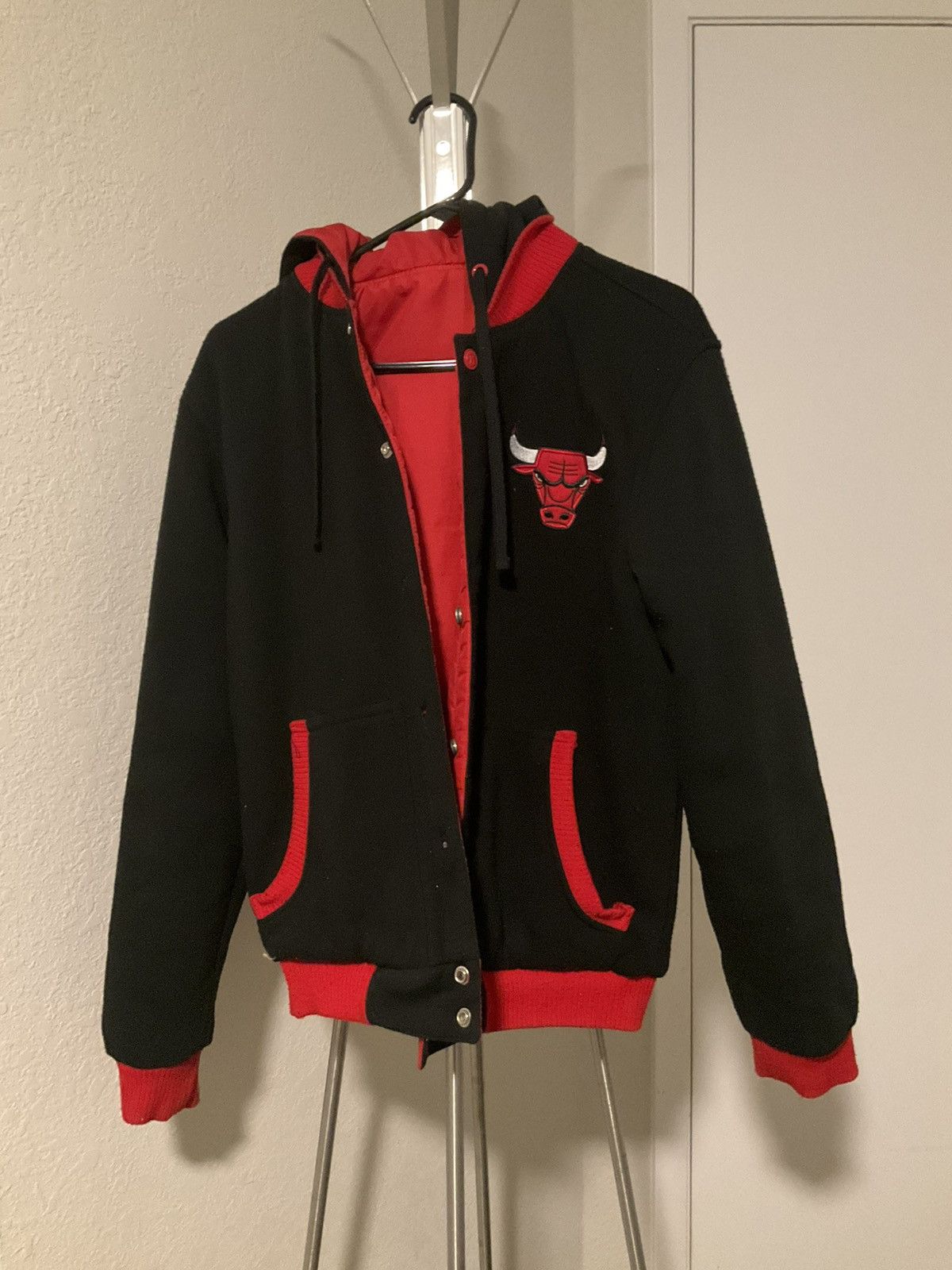 NBA × Vintage Vintage Chicago Bulls reversable jacket fits like medium Size US XS / EU 42 / 0 - 2 Thumbnail