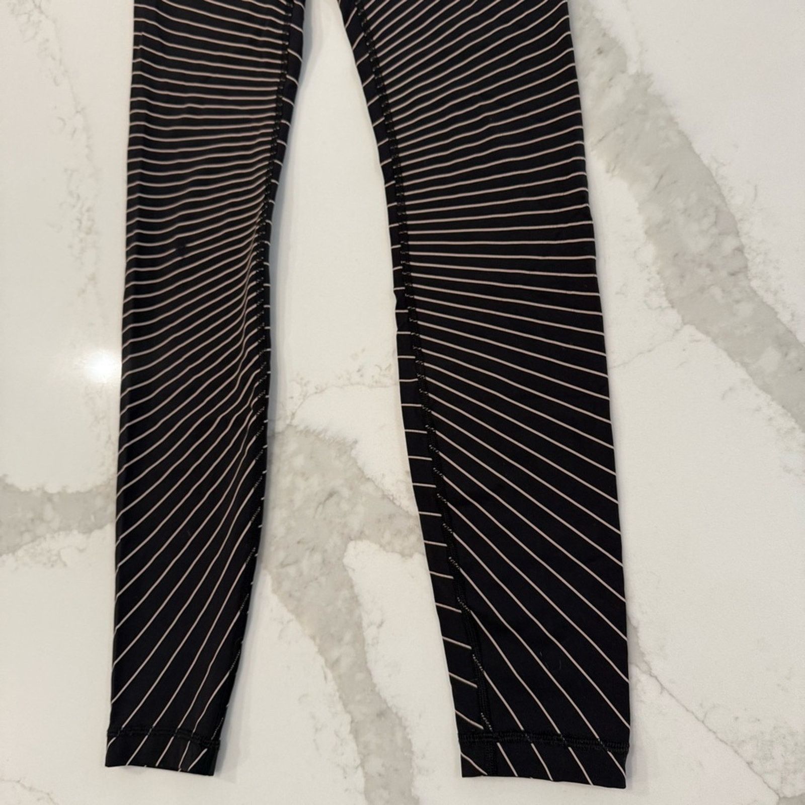 Lululemon Lululemon Athletica Speed Wunder Reflective Tight Women’s 4 Size 27" / US 4 / IT 40 - 2 Thumbnail
