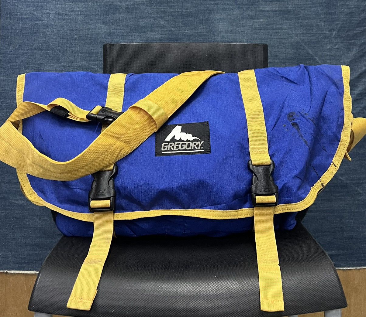 Gregory STRIKING COLOR GREGORY MESSENGER BAG Size ONE SIZE - 1 Thumbnail