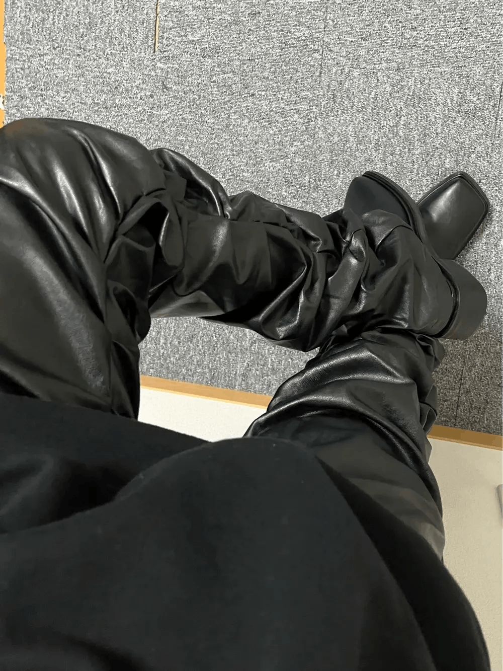 Japanese Brand × Vintage Loose Ruched Casual Pu Leather Pants Streetwear Punk Rock Size US 31 - 2 Thumbnail