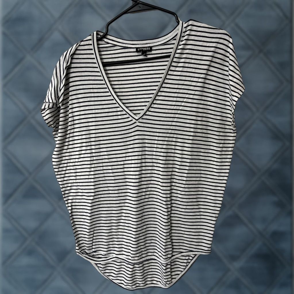 Express Express Shirt Women XS White Navy Striped Sleeveless V-Neck Casual T-Shirt Size XS / US 0-2 / IT 36-38 - 1 Thumbnail