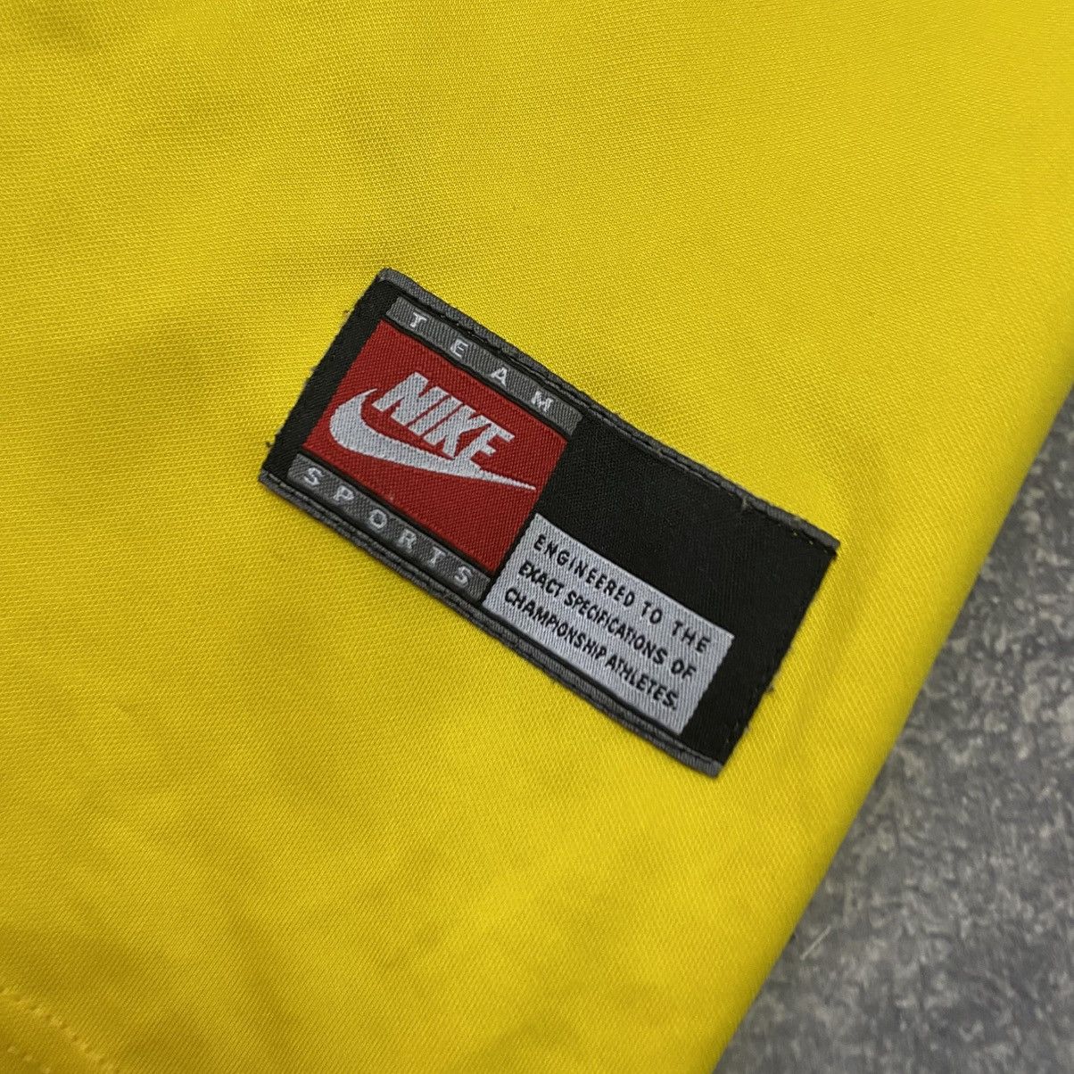 Vintage Vintage Nike Brazil Style Roberto Carlos 90’s soccer jersey Size US L / EU 52-54 / 3 - 6 Thumbnail