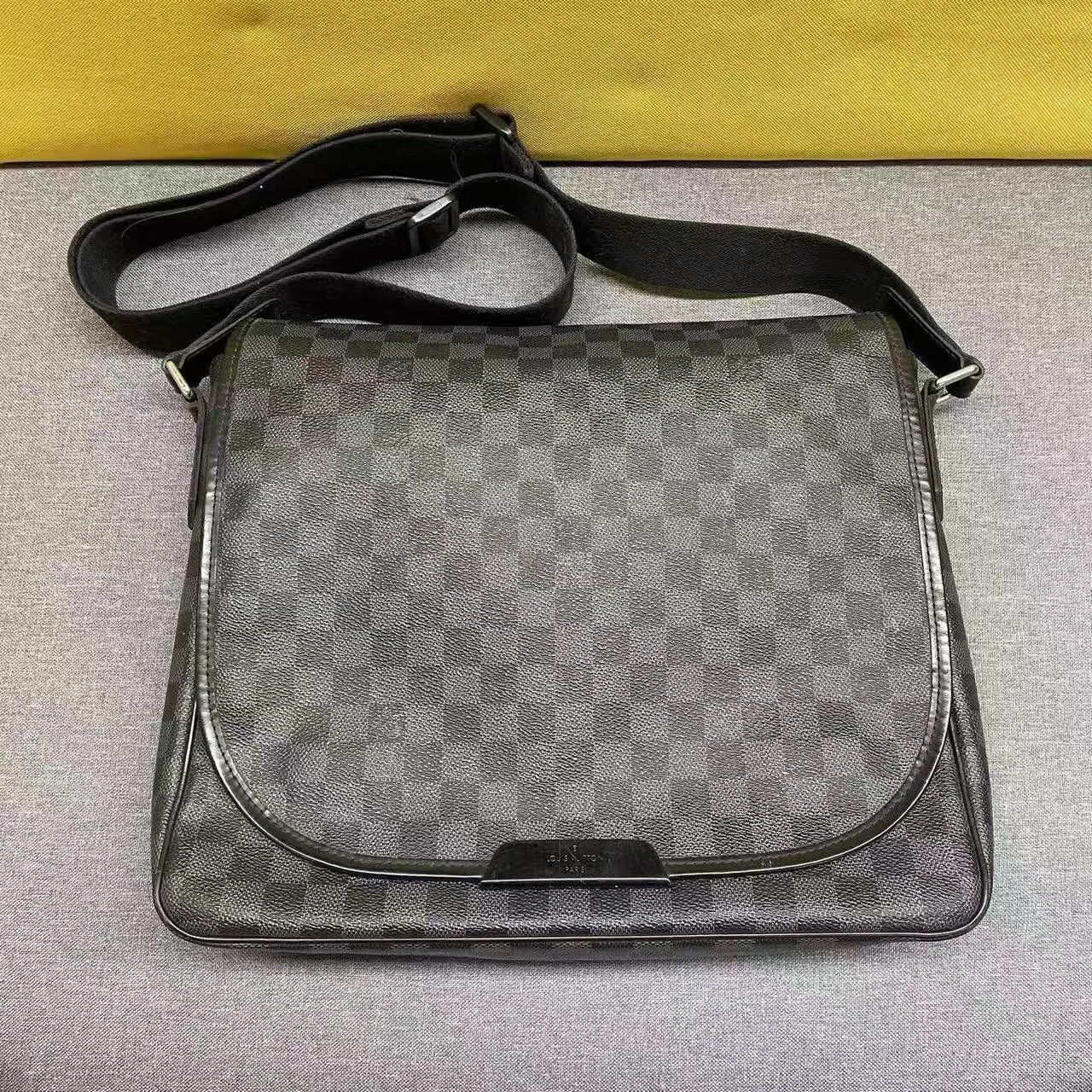 Louis Vuitton Louis Vuitton Men's Crossbody Bag K15 Size ONE SIZE - 1 Thumbnail