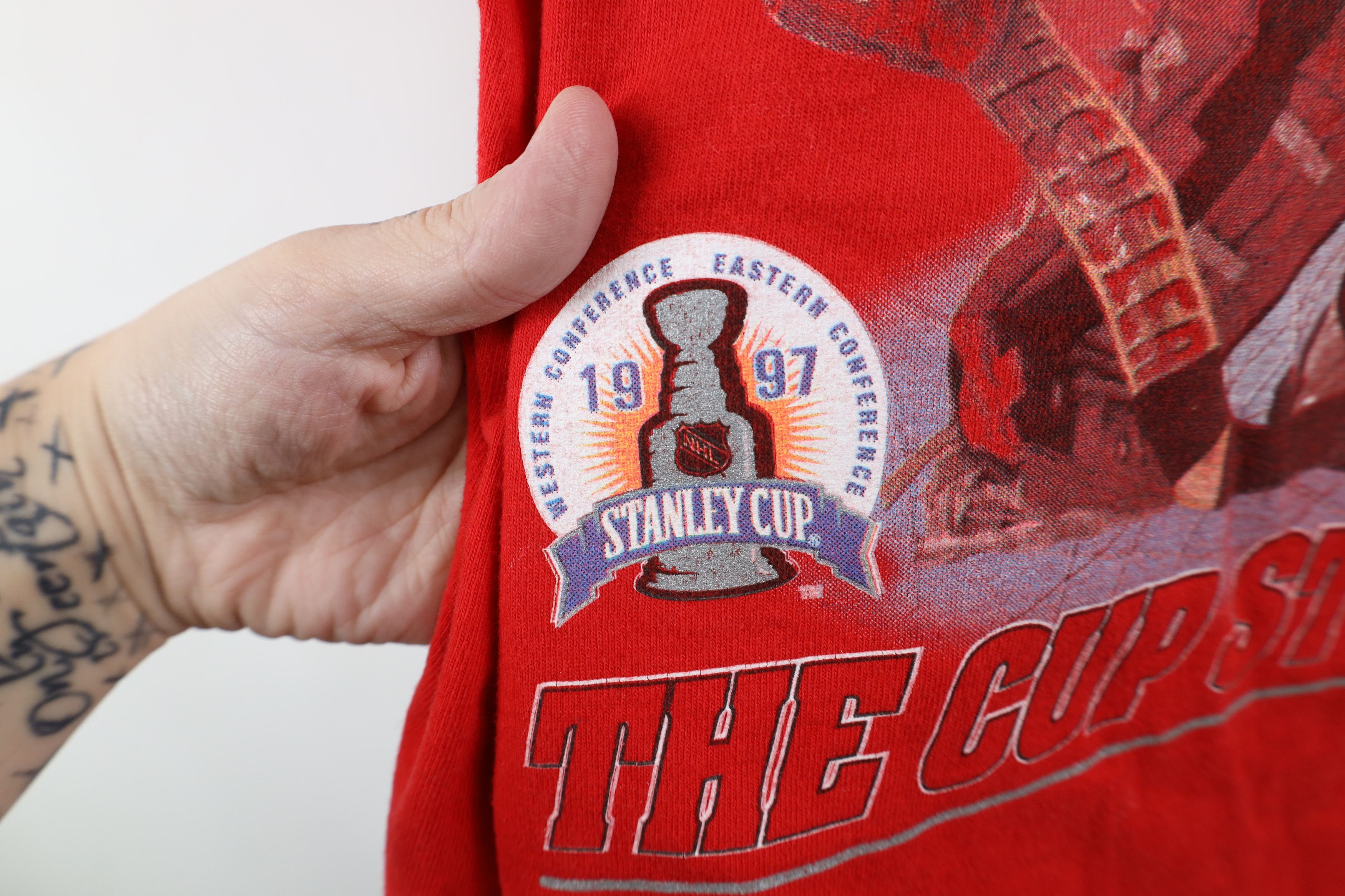 Vintage Vintage 90s Cup Champs Mike Vernon Detroit Red Wings T-Shirt Size US XL / EU 56 / 4 - 6 Thumbnail