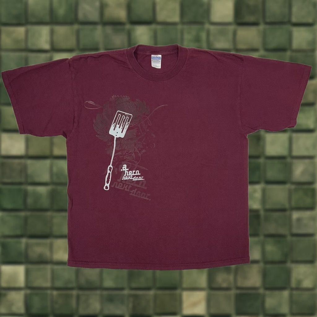 Gildan VINTAGE A Hero Next Door Spatula Band Graphic Tee XL 2000s Maroon Gildan Men Size US XL / EU 56 / 4 - 1 Thumbnail