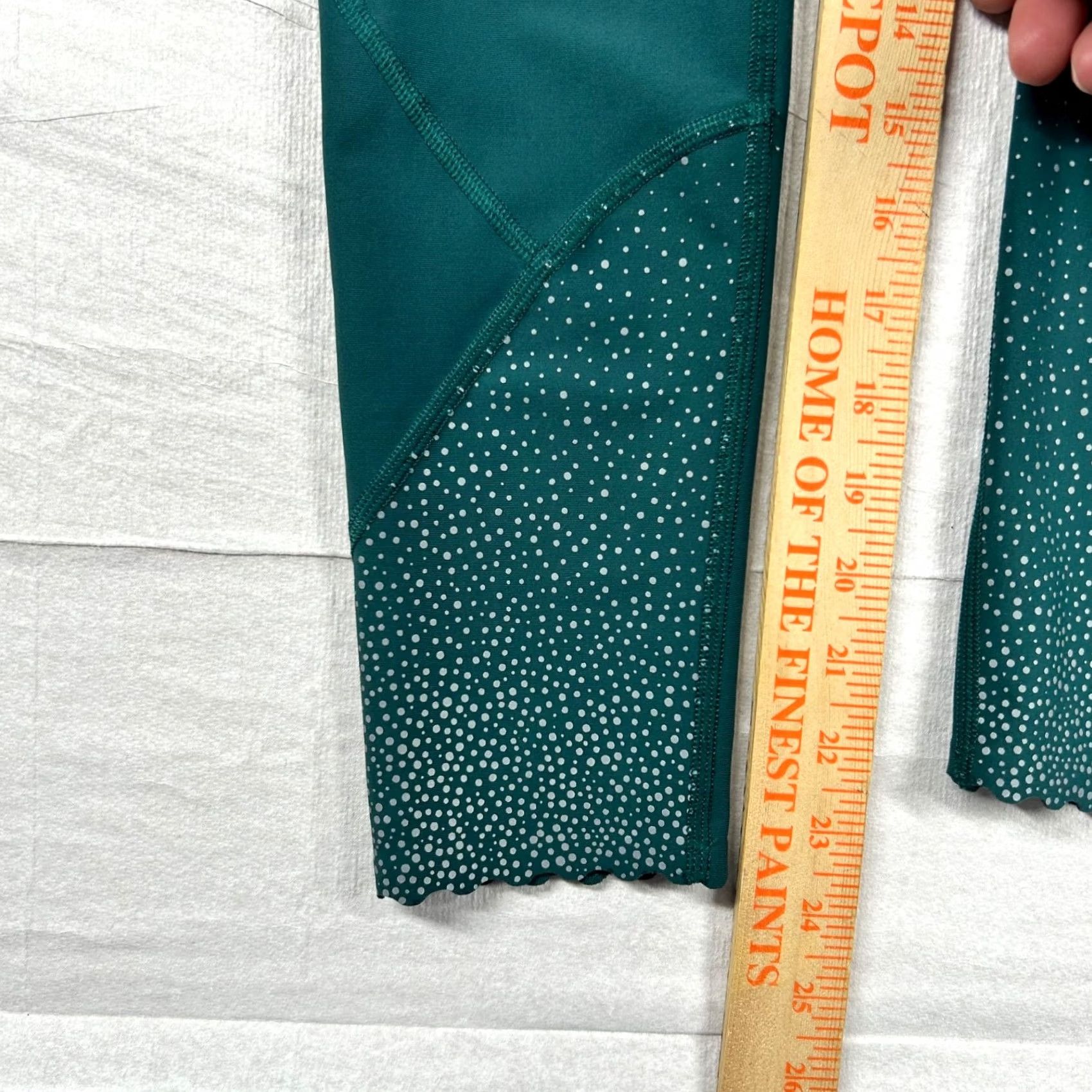 Lululemon Lululemon Leggings Womens 6 Tightest Reflect Low-Rise Capri Scalloped Green 24 in Inseam 25 in Tapered Size 6 Cotton/Poly? (Note: Re-check) Size 28" / US 6 / IT 42 - 7 Thumbnail