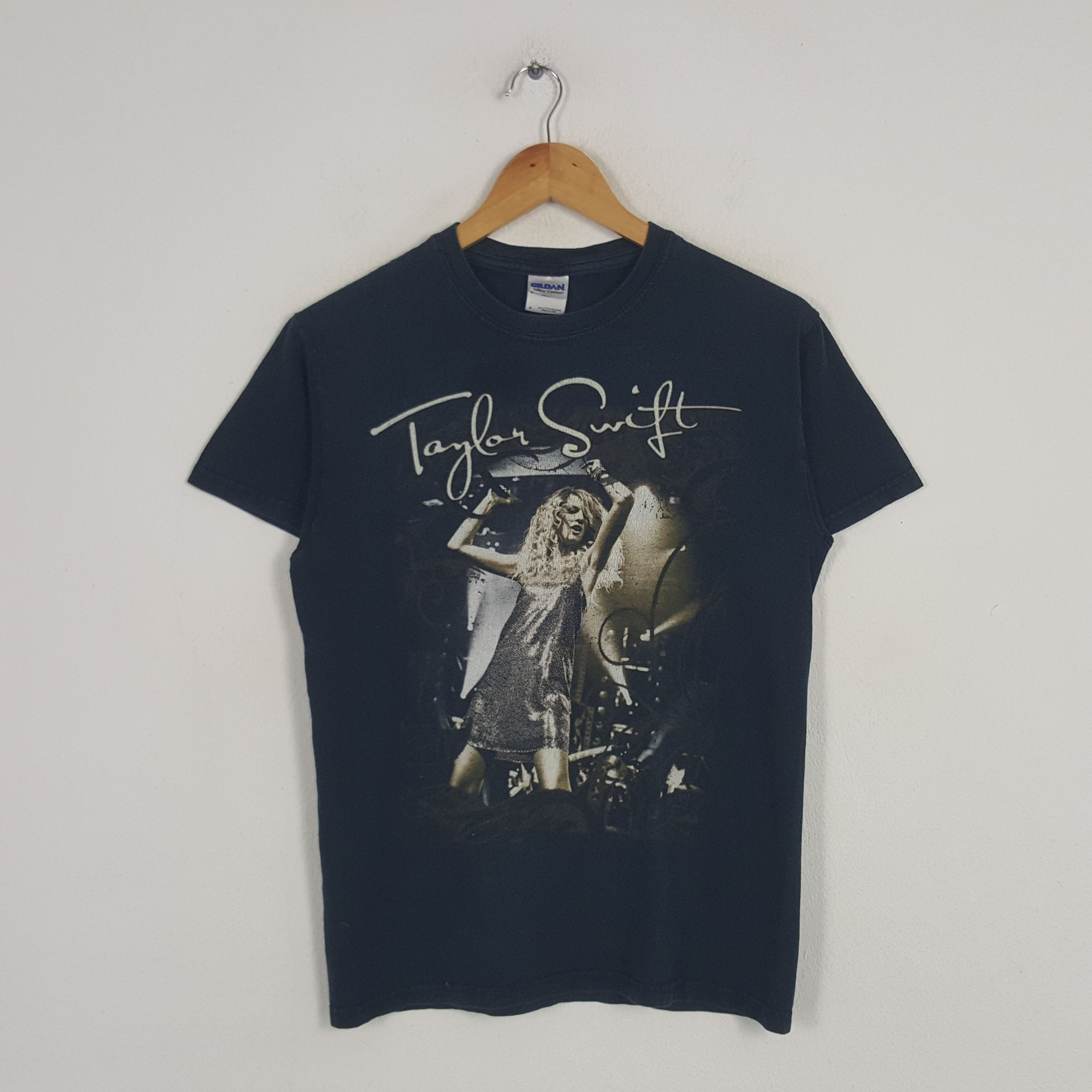 Band Tees × Vintage Vintage Taylor Swift Solo Singer Songwriter Tshirt Size US S / EU 44-46 / 1 - 1 Thumbnail