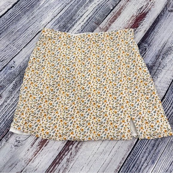 Hollister Hollister Ultra High Rise Floral Mini Skirt Size 30" / US 8 / IT 44 - 2 Thumbnail