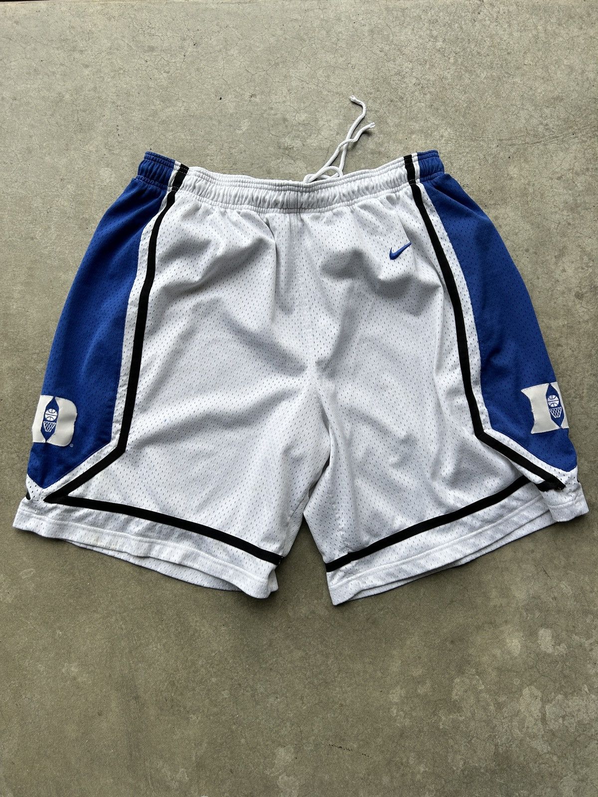 Nike Vintage Team Issued Duke University Basketball Shorts Size US 37 - 1 Thumbnail