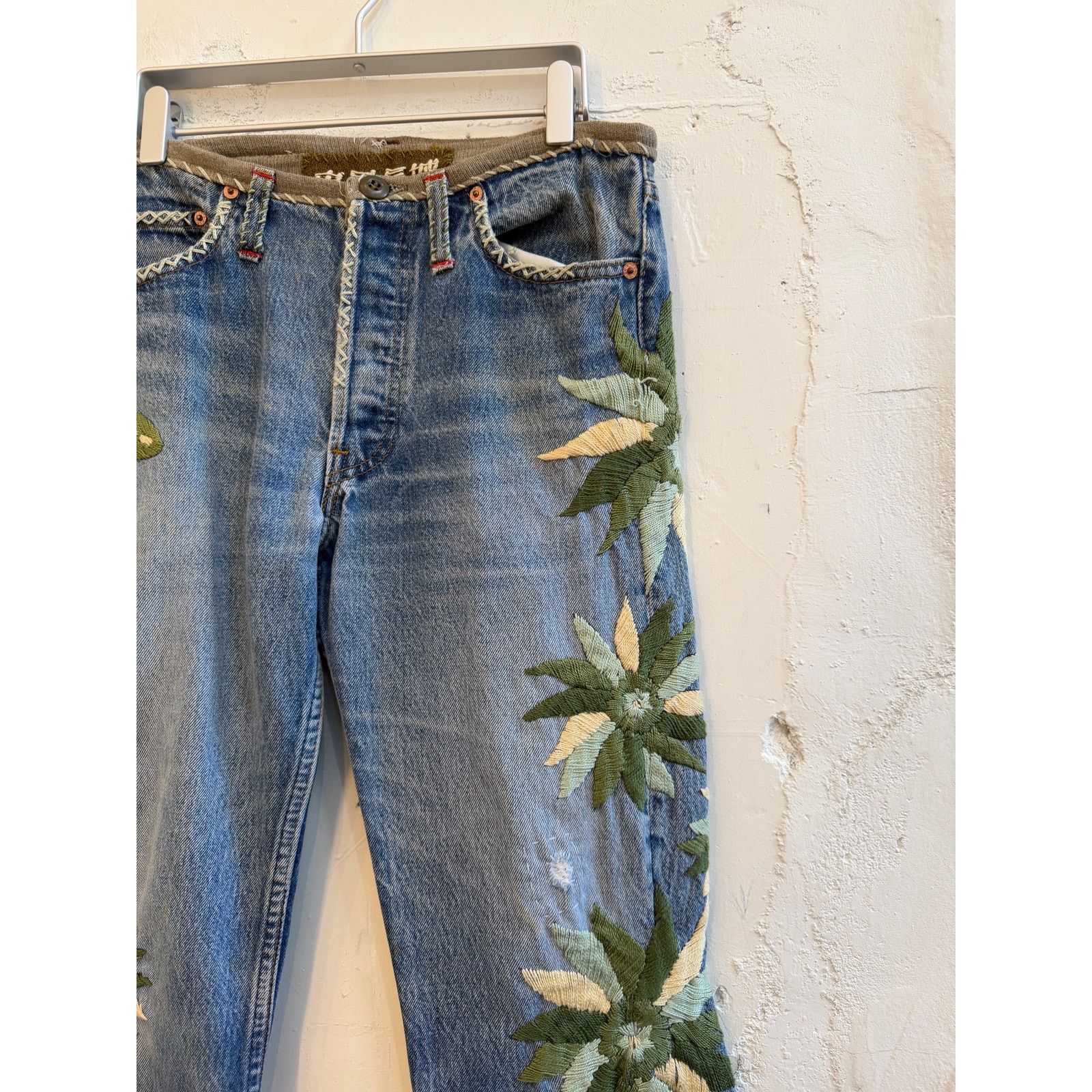 The Great China Wall The Great China Wall Levi's Floral Embroidered Jeans Size 30" / US 8 / IT 44 - 8 Thumbnail