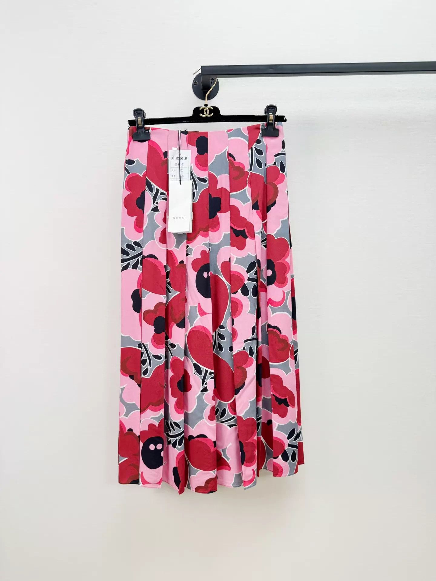 Gucci Gucci Silk Floral Pleated Long Skirt 38 New With Tags Size 26" / US 2 / IT 38 - 1 Thumbnail