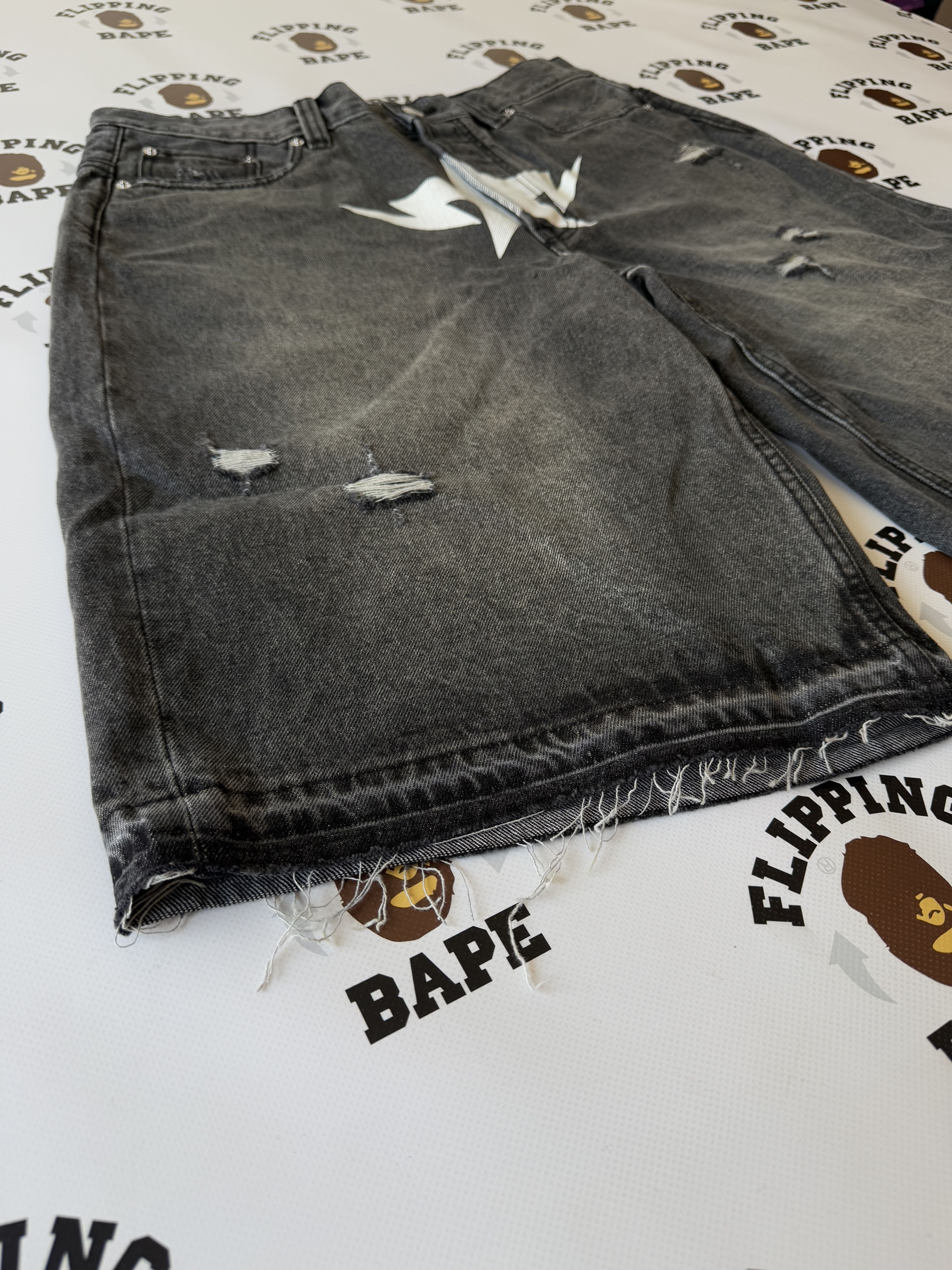 Bape BAPE DESTROYED STA RELAXED FIT 13OZ DEMIN SHORTS Size US 32 / EU 48 - 4 Thumbnail