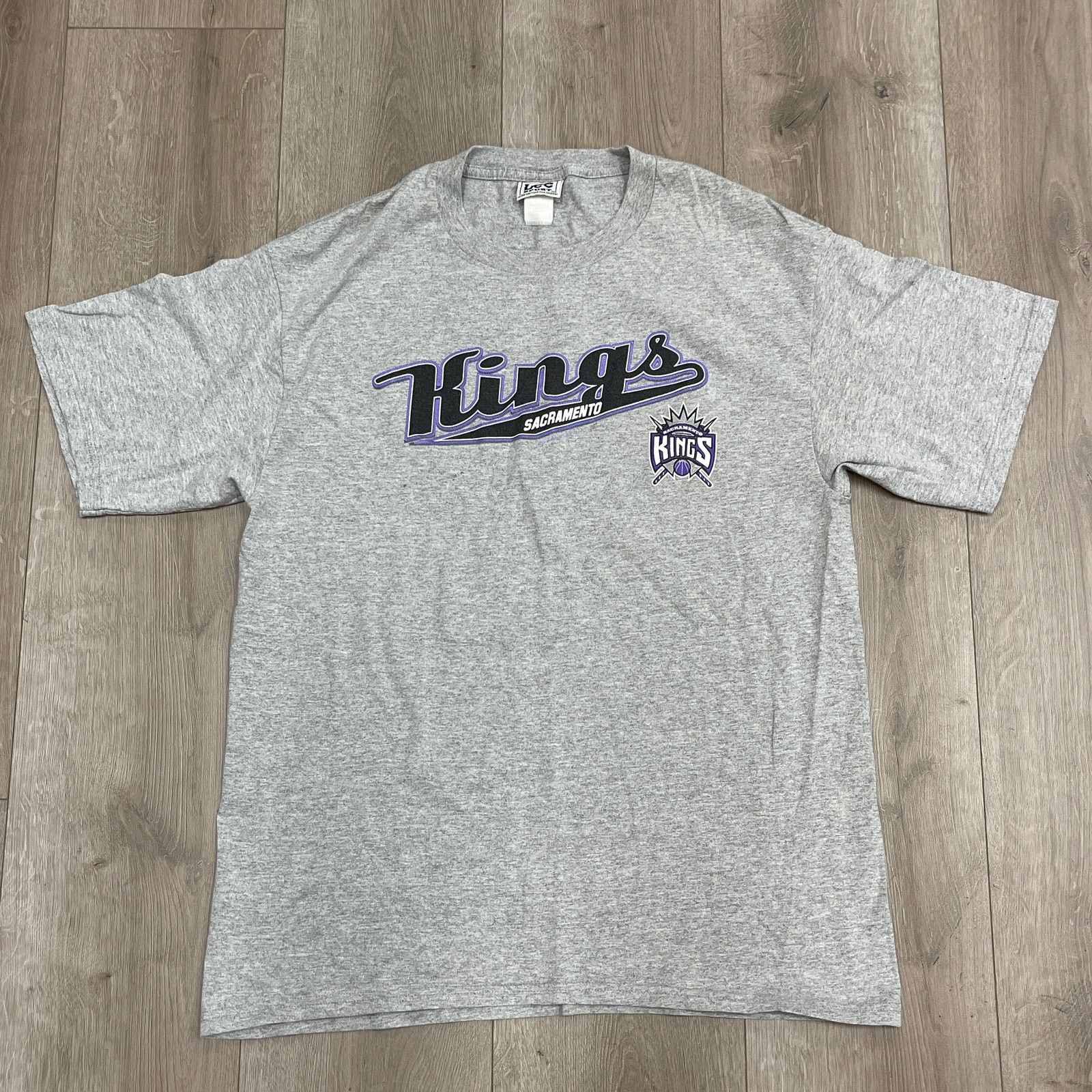 Vintage × Warner Bros Vintage 90s Lee sport Sacramento Kings Gray Script Tee L Size US L / EU 52-54 / 3 - 1 Thumbnail