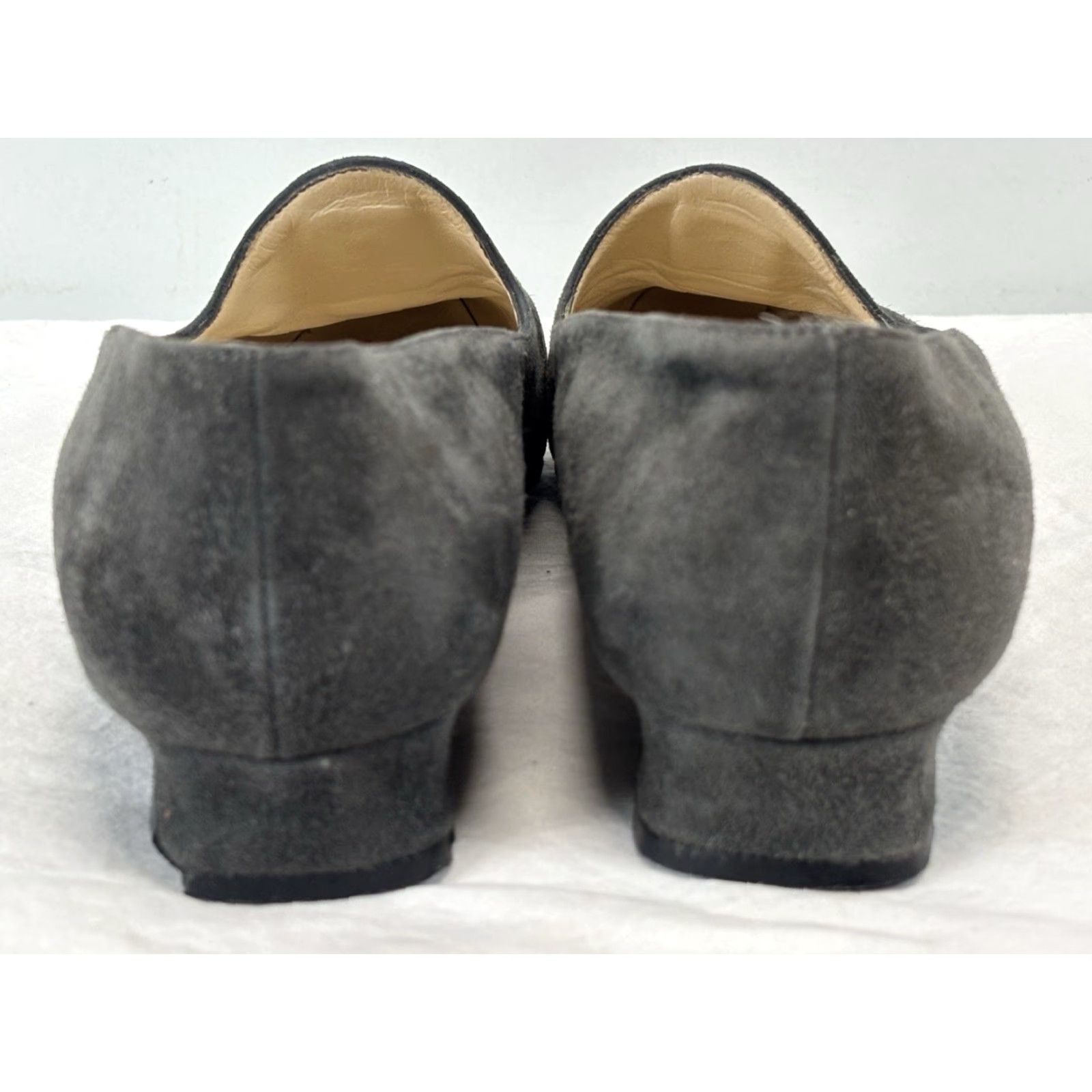 St. John VINTAGE St. John Suede Pumps Women’s 7 Gray Logo Made In Italy Heel Slip On Money - 2 photos damage Size US 7 / IT 37 - 4 Thumbnail