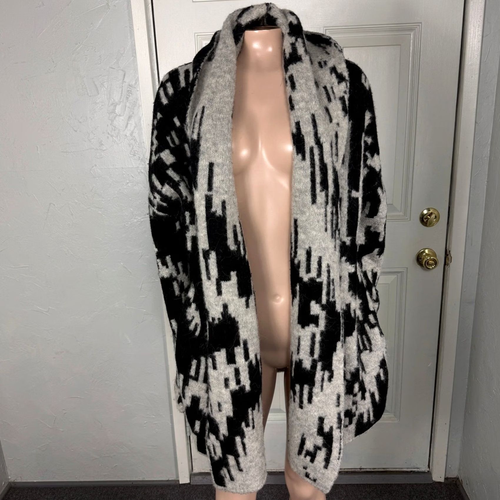 Vintage VINTAGE Sundance Women's Tanya Sweater Cardigan L Black V-Neck Knit Geometric Bohemian Casual Winter Fall Spring Summer 4? Size L / US 10 / IT 46 - 2 Thumbnail