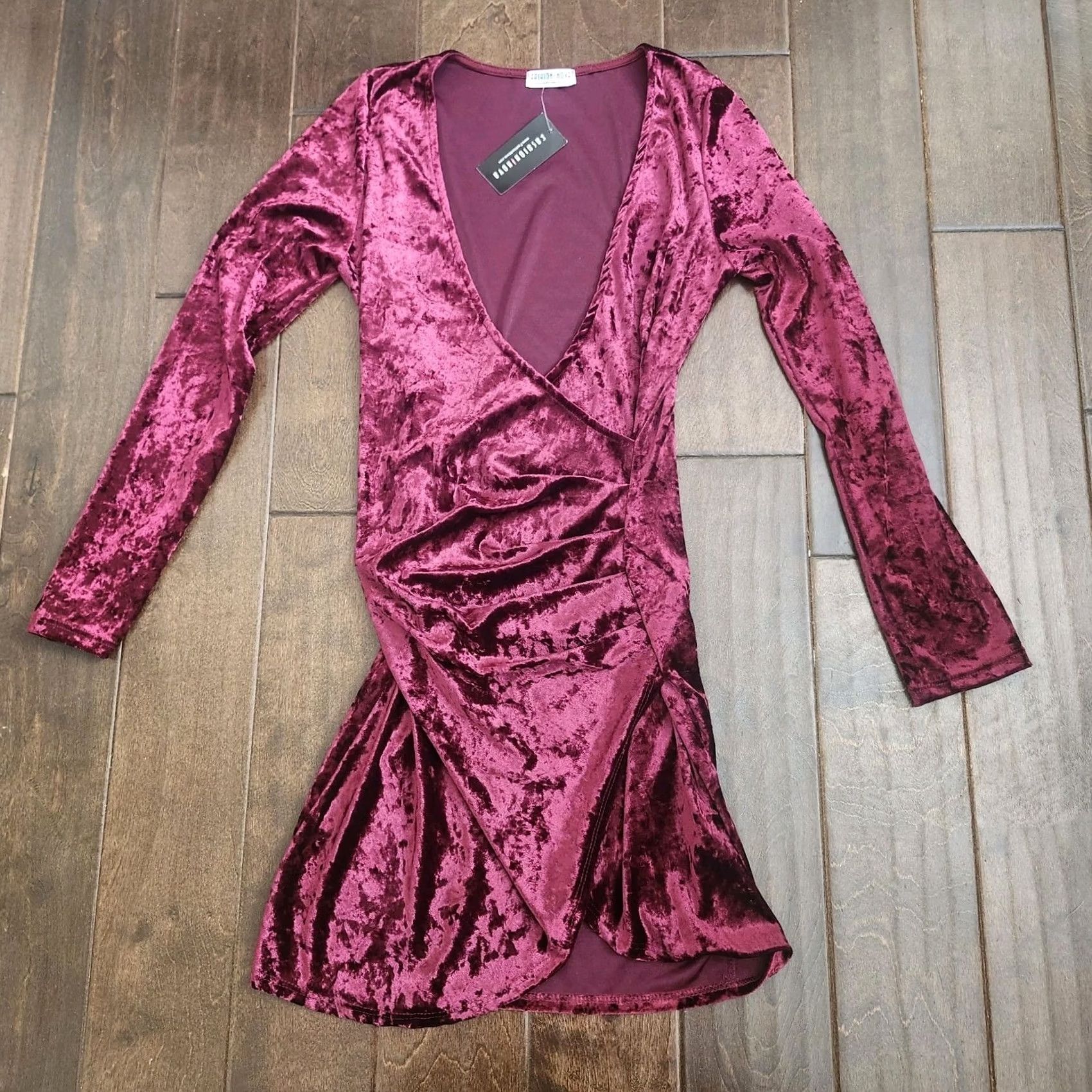 Fashion Nova Fashion Nova Riya Crushed Velvet Dress M Burgundy Wrap NWT Size M / US 6-8 / IT 42-44 - 3 Thumbnail