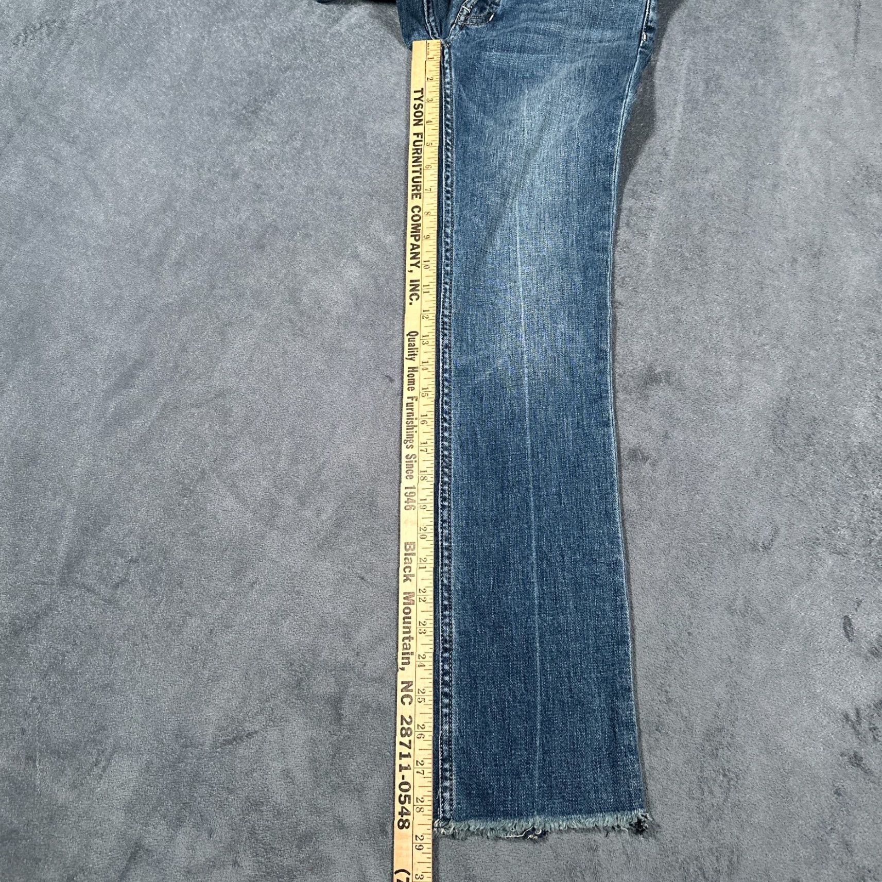 Vintage We The Free Jeans Women’s 25 Blue Medium Wash Frayed Raw Hem Button Fly Regular Fit 90s Style Size 42" / US 20 - 7 Thumbnail