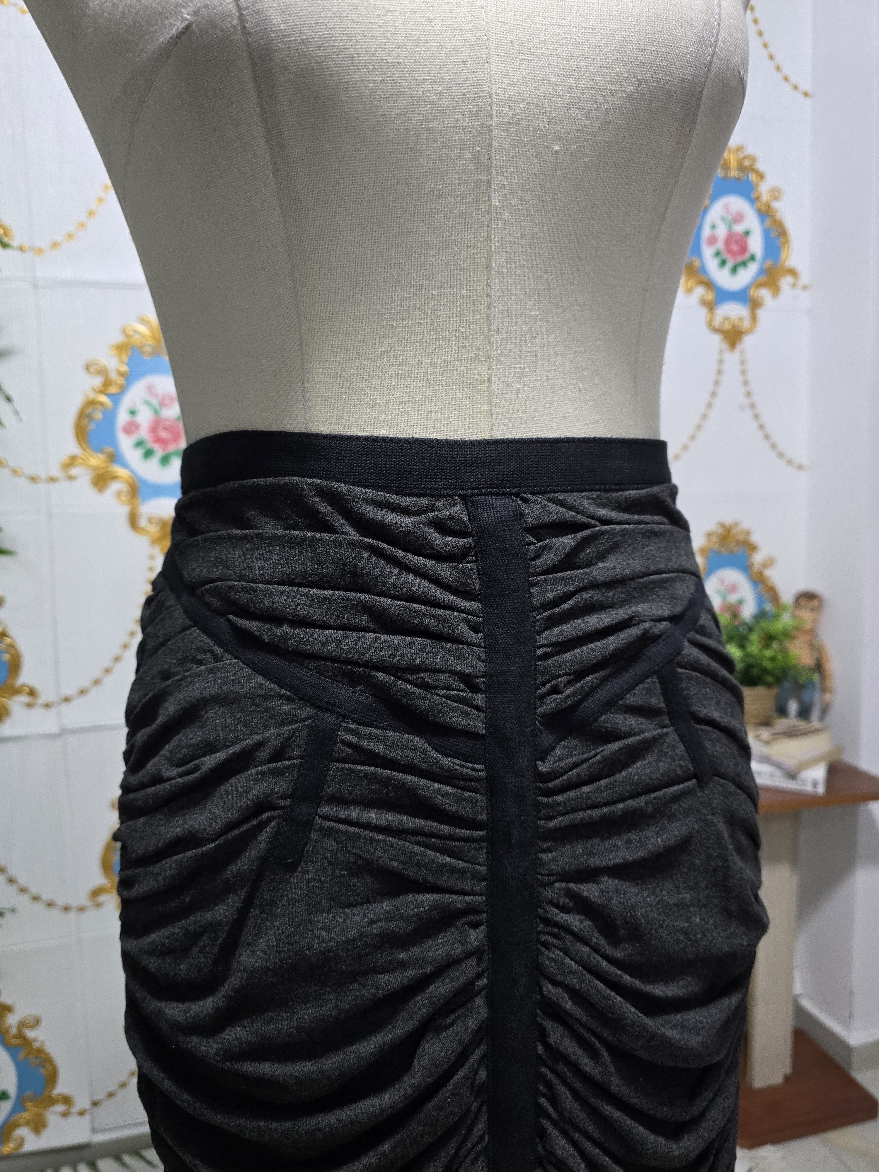 Dolce & Gabbana DOLCE & GABBANA Grey & Black Rushed Shear Back Fitted Skirt Size 28" / US 6 / IT 42 - 3 Thumbnail