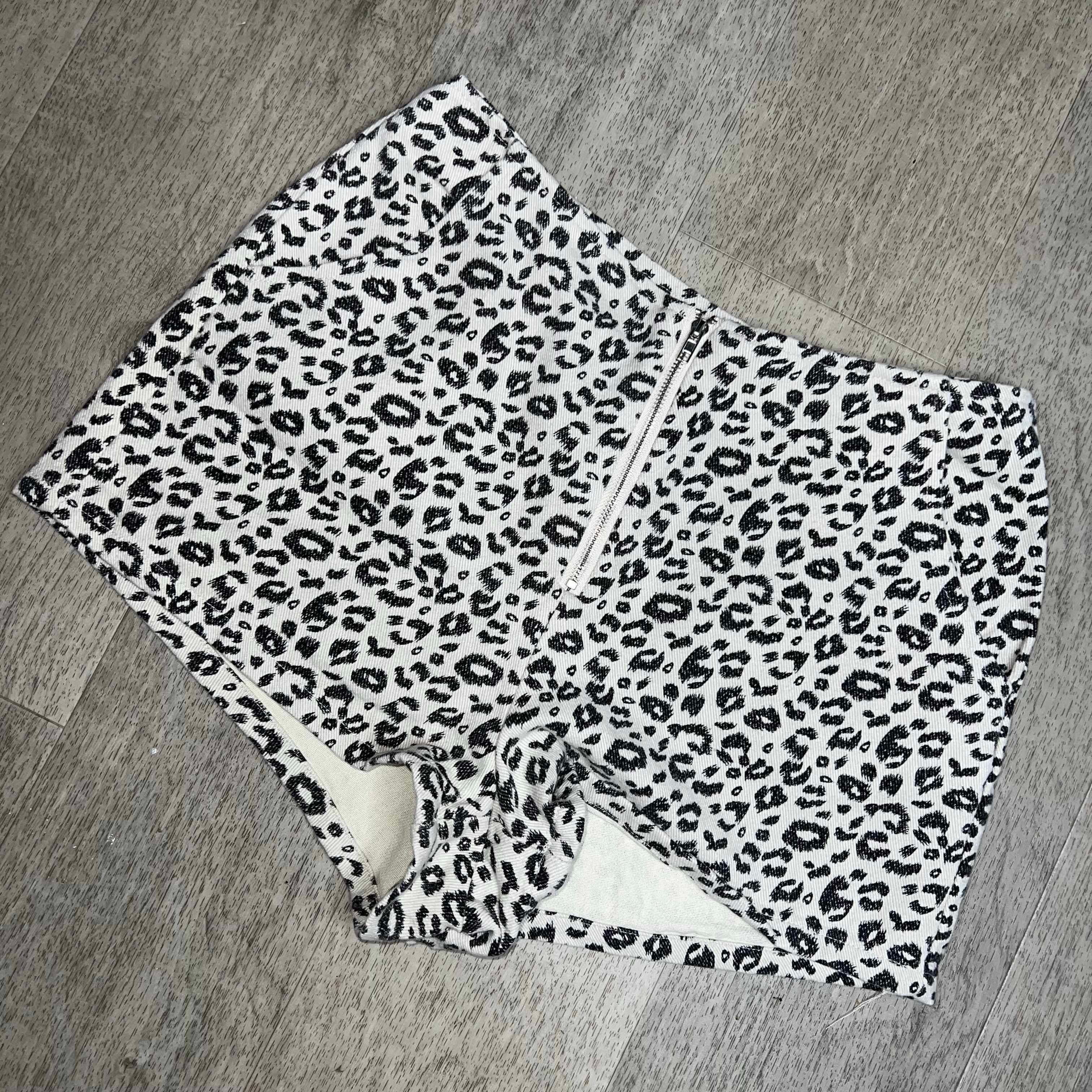 Free People Altar'd State, Front Zip Leopard Print Cream & Black Short Shorts Small Size 26" / US 2 / IT 38 - 10 Thumbnail