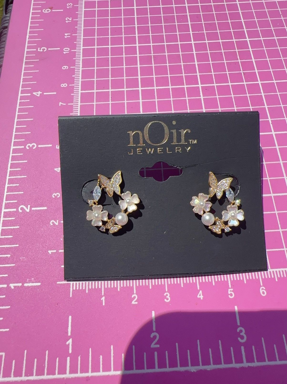 Designer Noir stud circle white flower pearl fine paved butterfly Size ONE SIZE - 3 Thumbnail