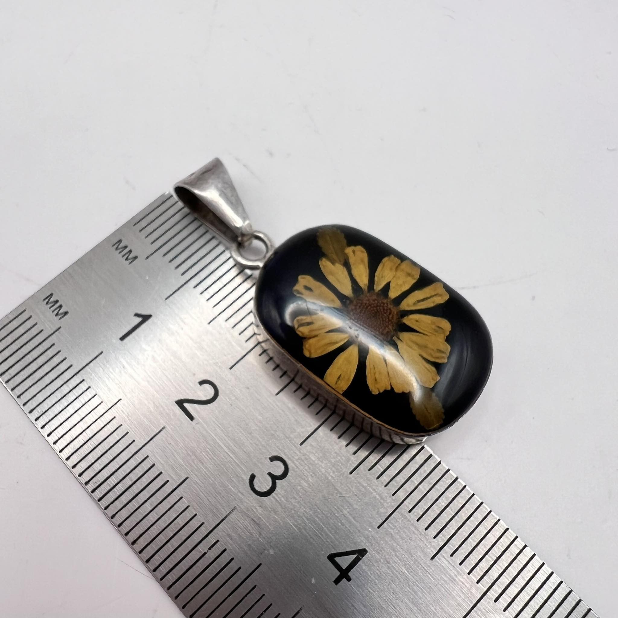 Sterling Silver Vintage Jewelry Sterling Silver 925 Pendant Dry Flower Resin Size ONE SIZE - 5 Thumbnail