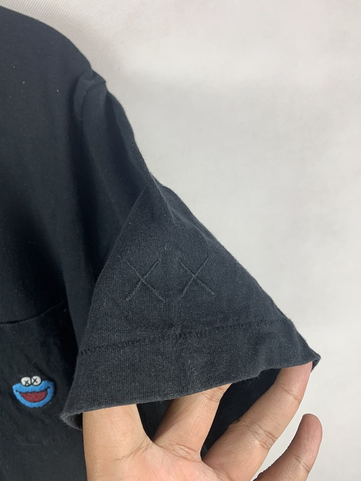 Japanese Brand Steals! Uniqlo Kaws Sesame Street Pocket Tee Size US XL / EU 56 / 4 - 4 Thumbnail
