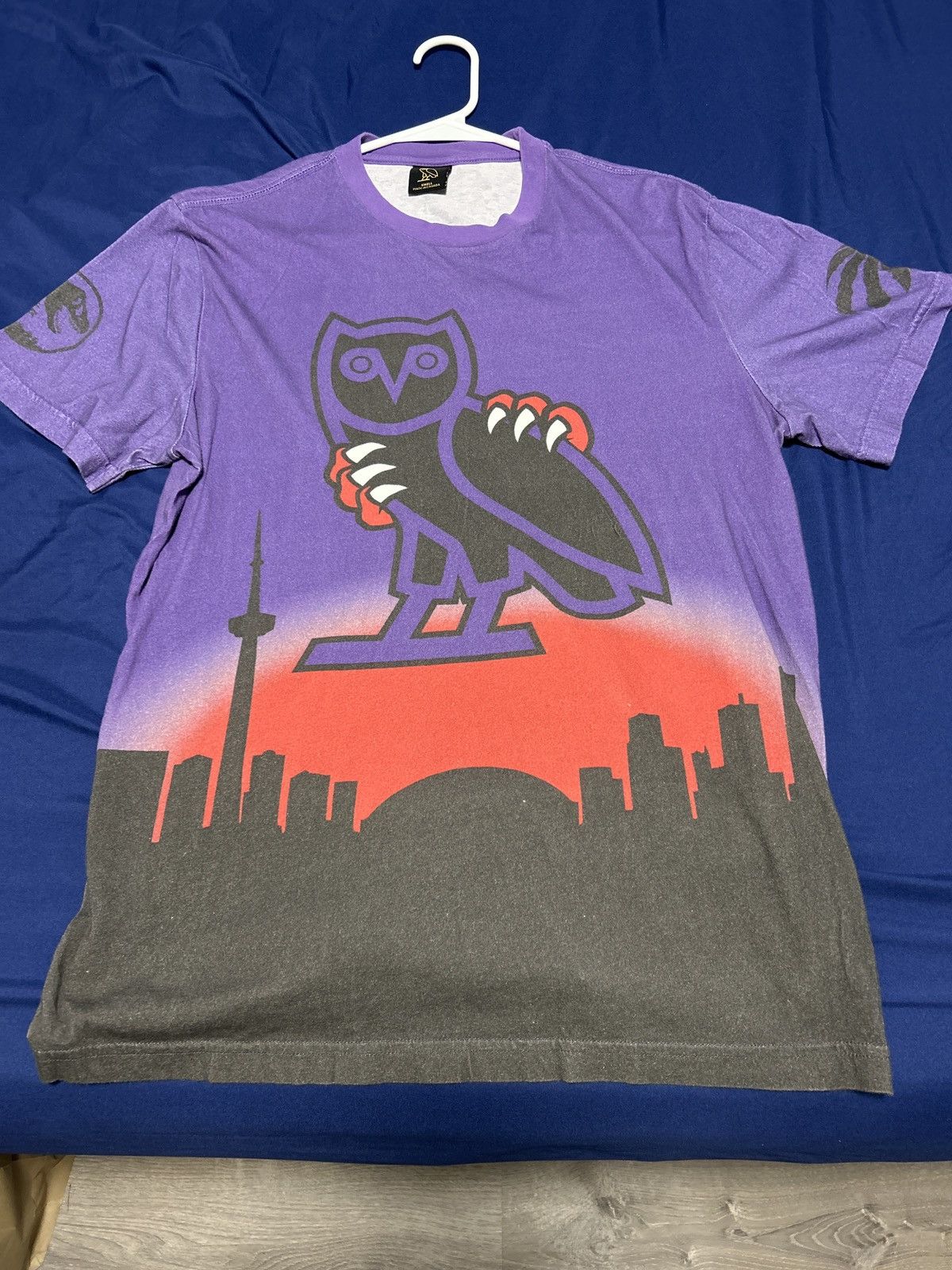 October's Very Own × Vintage OVO Toronto Raptors Jurassic Park skyline tee size small Size US S / EU 44-46 / 1 - 1 Thumbnail