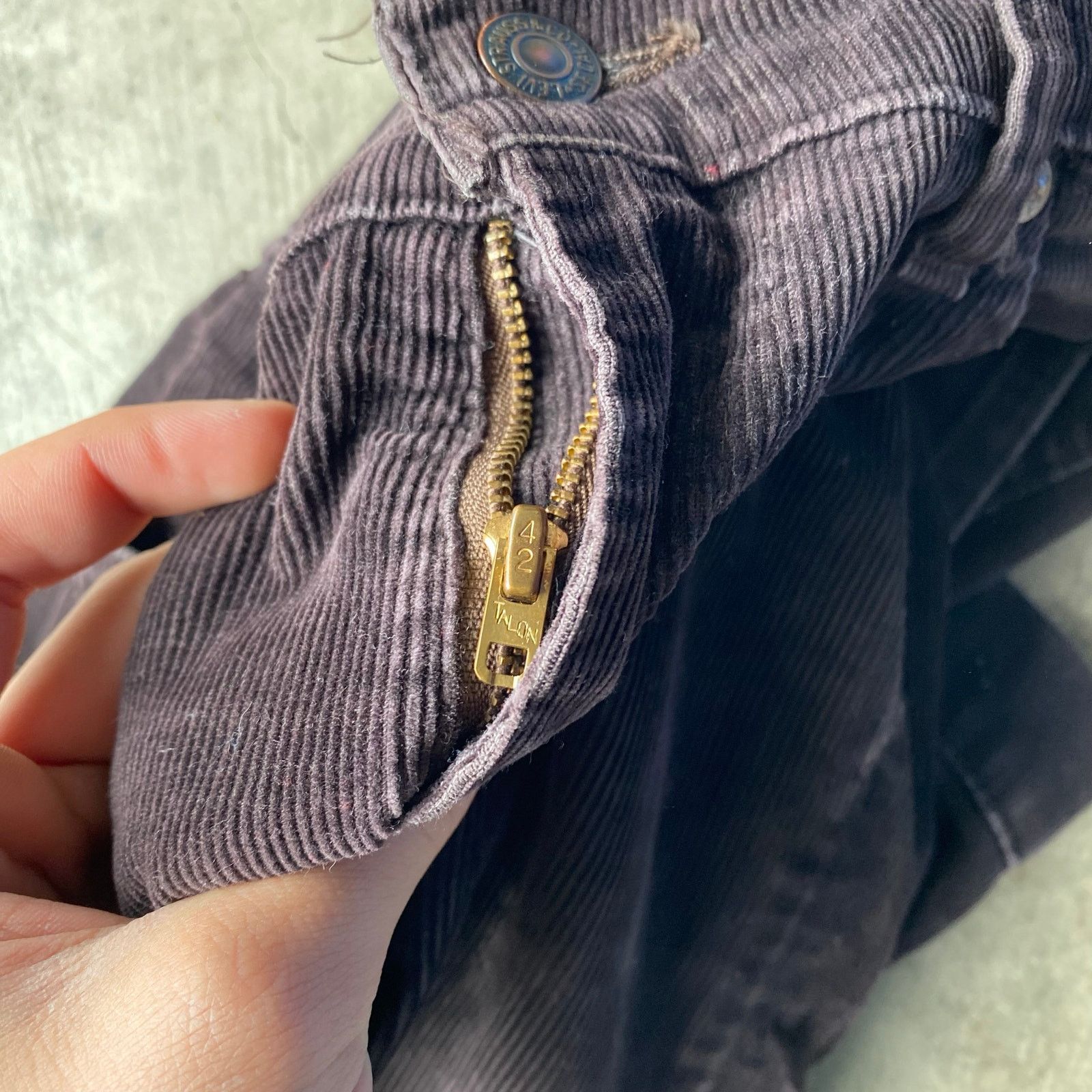 Vintage VINTAGE BROWN LEVIS WHITE TAB CORDUROY PANTS 70S 33X30 Size US 33 - 5 Thumbnail