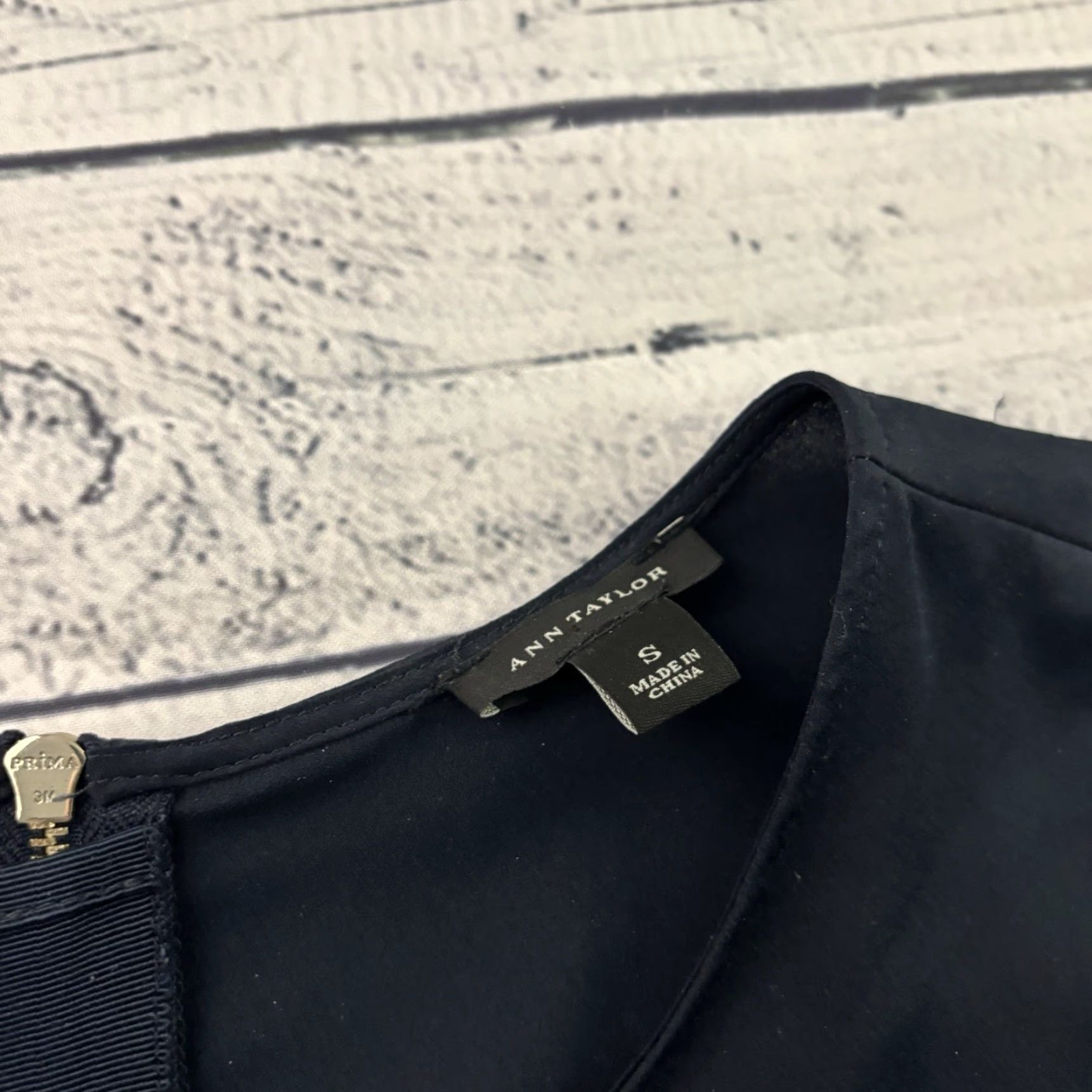 Ann Taylor Ann Taylor Zip Back Blue Embroidered Front Top Blouse Women's Small Short Sleeve Size S / US 4 / IT 40 - 2 Thumbnail