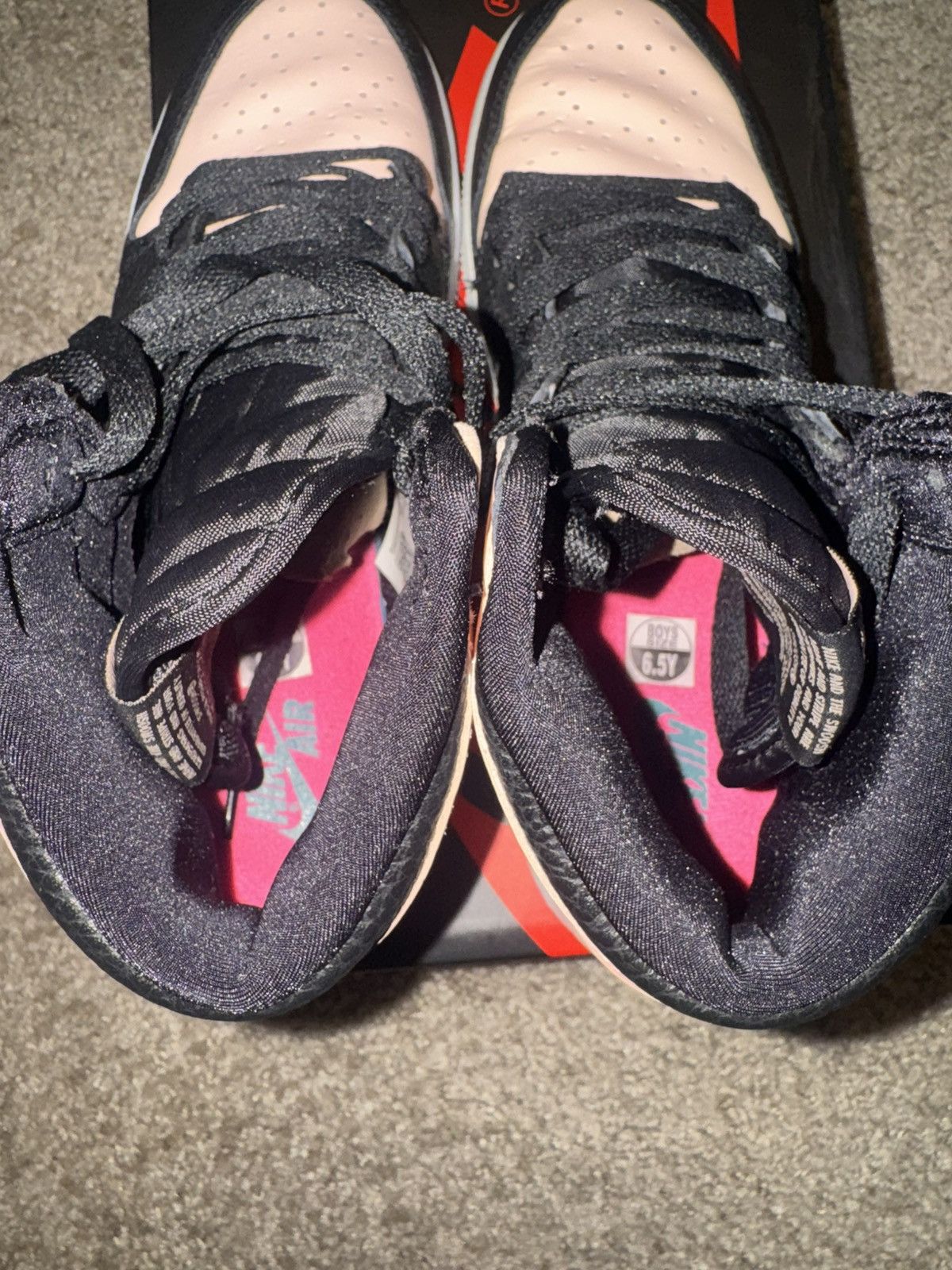 Jordan Brand Jordan 1 Retro High Black Crimson Tint (GS) Size US 6.5 / IT 36.5 - 7 Thumbnail