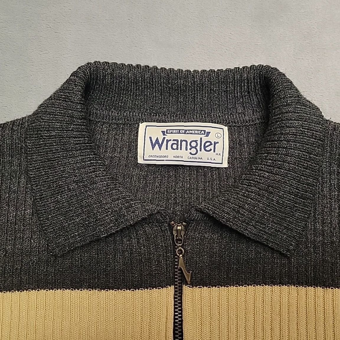Wrangler VINTAGE Wrangler Sweater Mens L Gray Yellow Zip Front Knit Retro 70s Mod Size US L / EU 52-54 / 3 - 4 Thumbnail