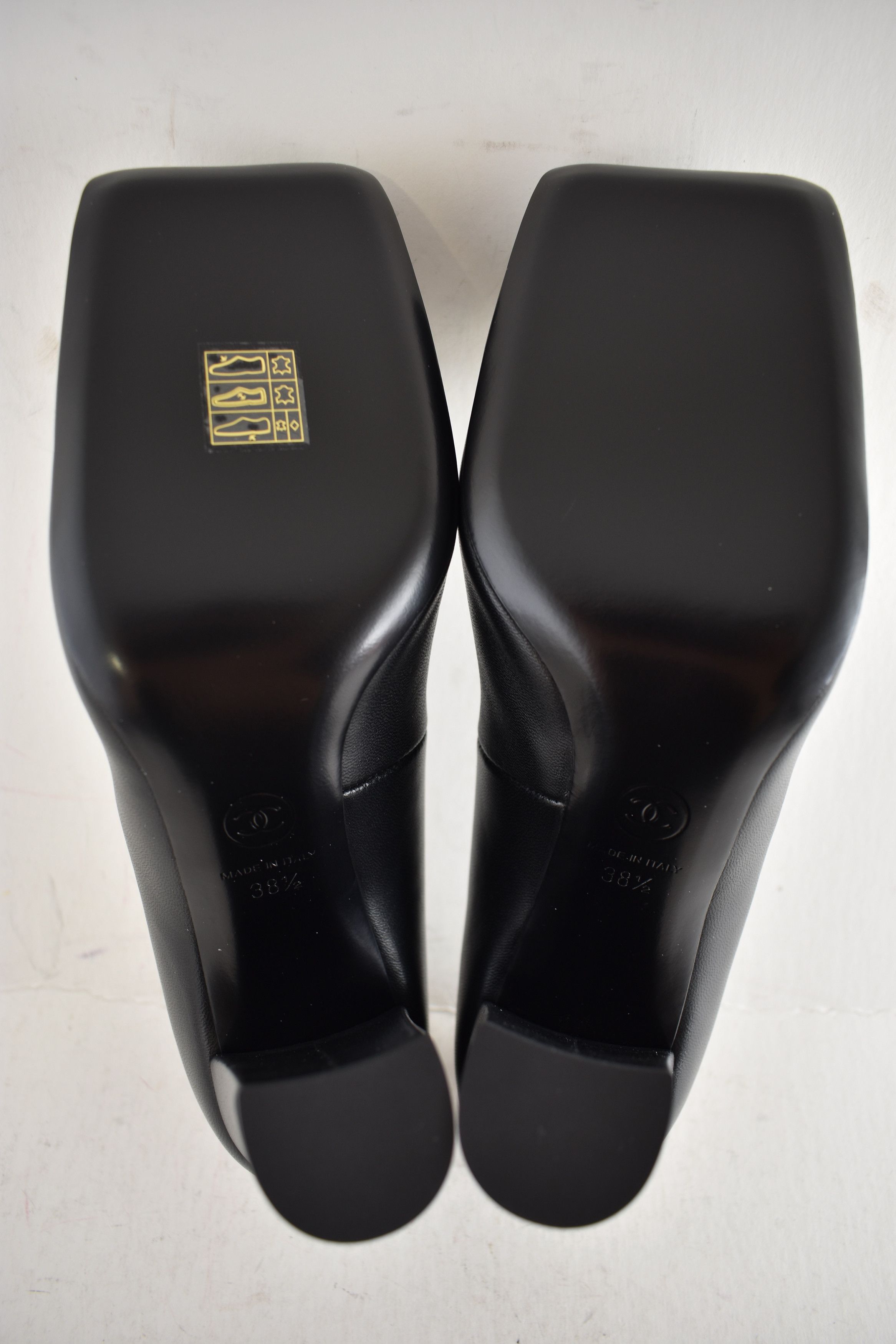 Chanel 26S Blazy White Square Toe Turnlock CC Block Heel Pump 38.5 Size US 8.5 / IT 38.5 - 22 Thumbnail