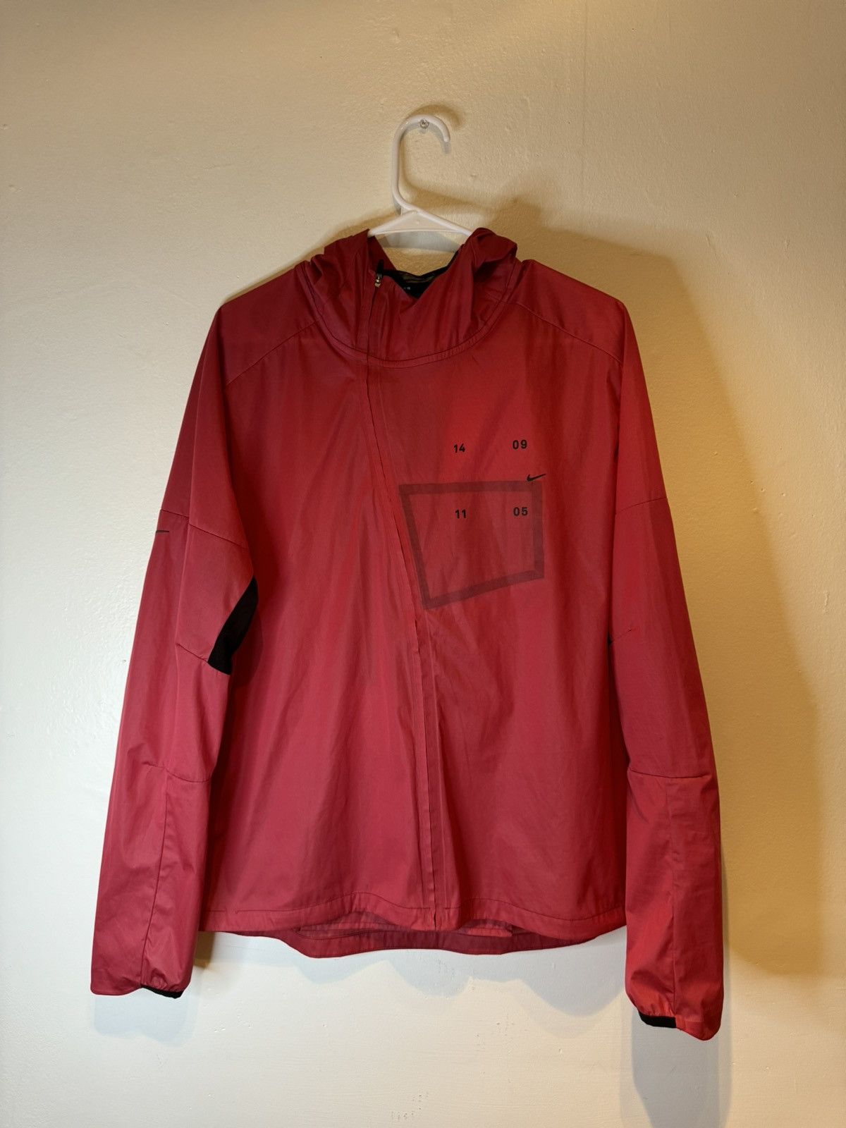 Nike Nike Men's Tech Pack Running Ultra Light Jacket Size L Red Size US L / EU 52-54 / 3 - 1 Thumbnail