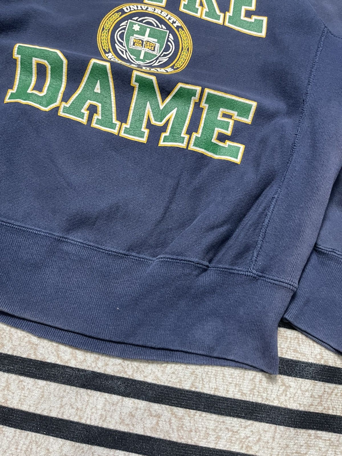 Jansport 90s JANSPORT NOTRE DAME UNIVERSITY FADED CREWNECK Size US L / EU 52-54 / 3 - 6 Thumbnail