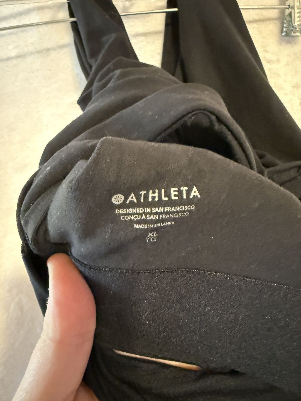 Athleta Athleta women’s size xl black Conscious Cut Out Crop sports Size XL / US 12-14 / IT 48-50 - 2 Thumbnail