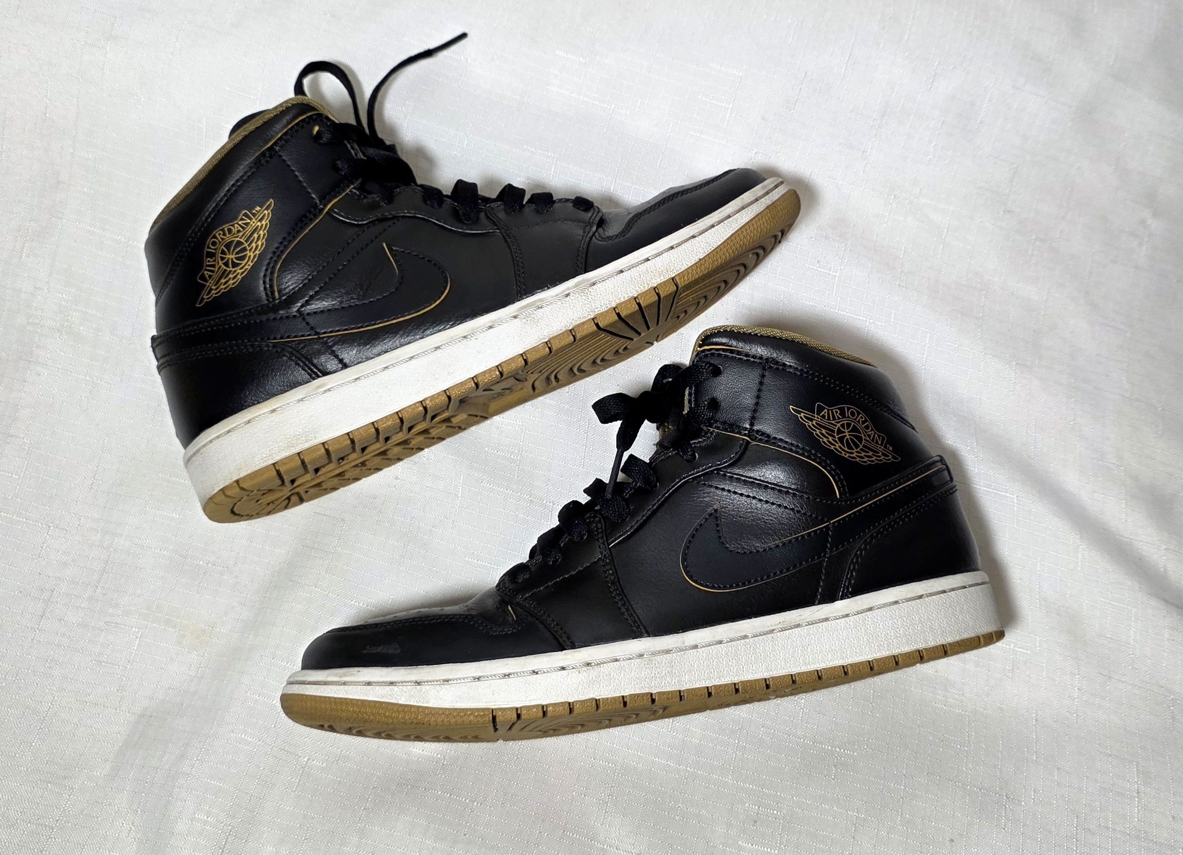Jordan Brand Nike X Air Jordan 1 Mid Black Retro OG 2015 554724-042 8.5 Size US 8.5 / EU 41-42 - 1 Thumbnail