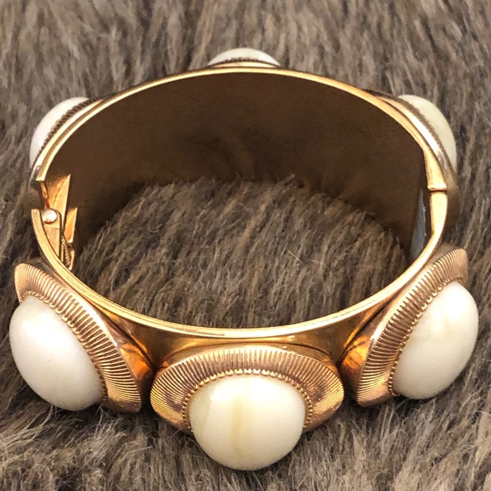 Vintage Vintage Two Sisters cream quartz stone bracelet Size ONE SIZE - 6 Thumbnail