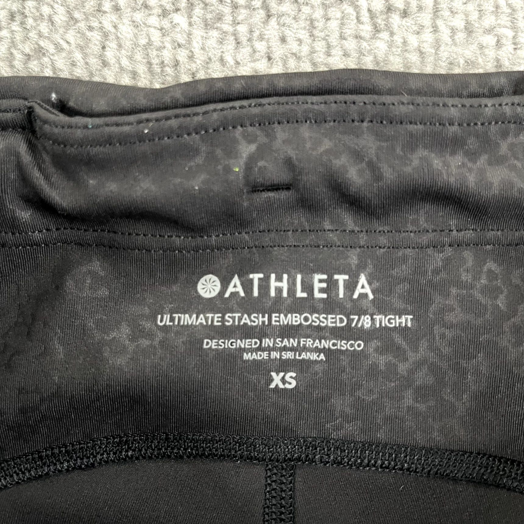 Athleta ATHLETA Womens XS Ultimate Stash Embossed 7/8 Length Capri Tight Black Yoga Gym Size 26" / US 2 / IT 38 - 2 Thumbnail