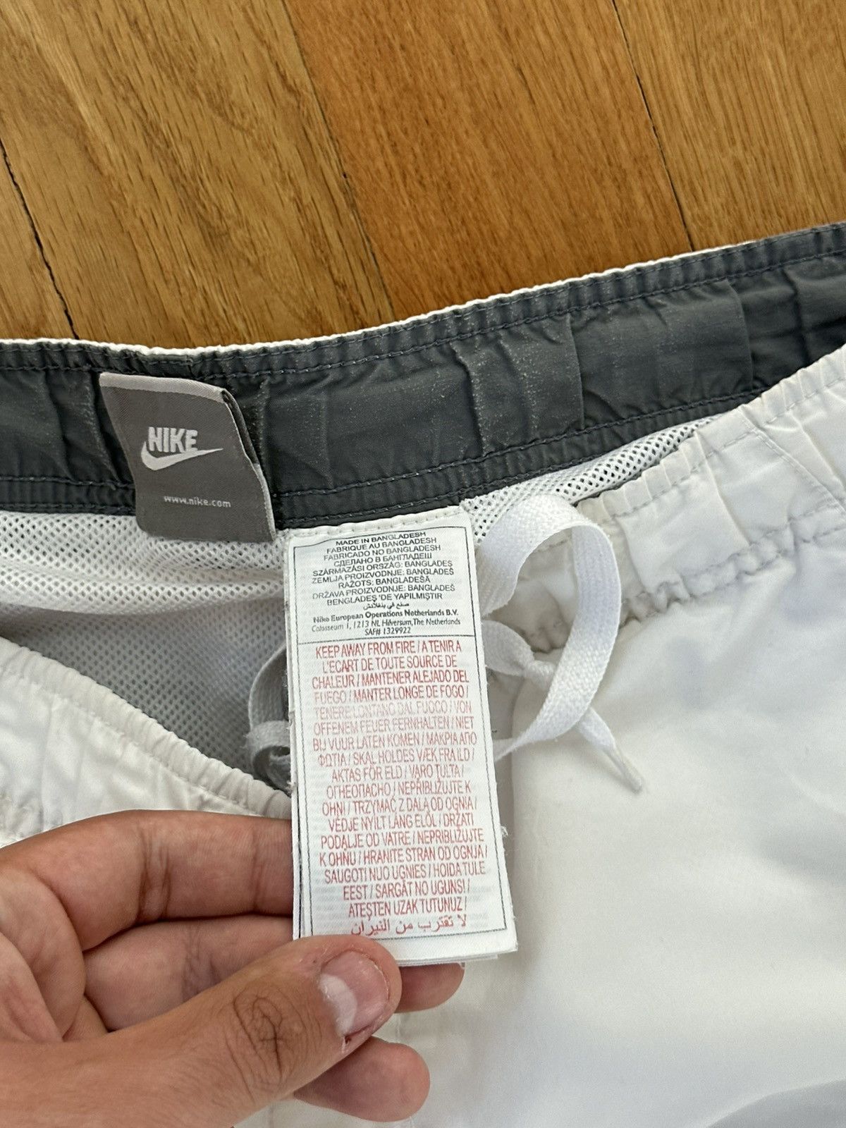 Nike Vintage Nike Shorts White Men M Size Fit Logo Size US 33 - 12 Thumbnail