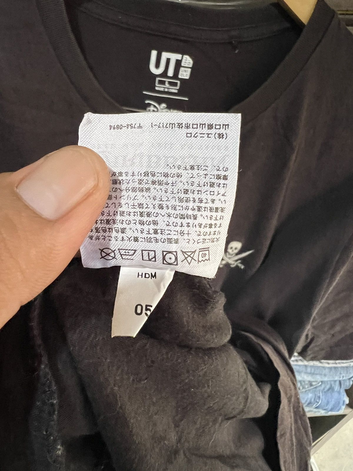 Disney 🔥Sun Faded Uniqlo Disney Pirates of The Carribean Tee Size US M / EU 48-50 / 2 - 14 Thumbnail