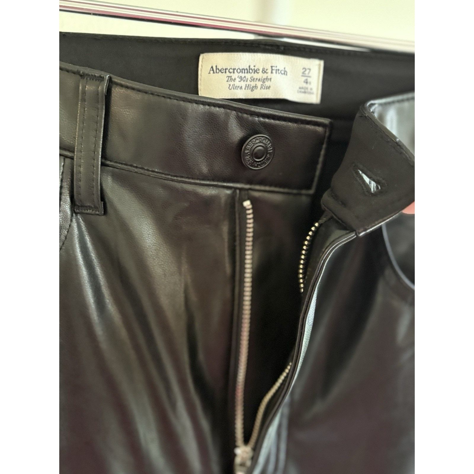 Abercrombie & Fitch A&F Straight Ultra High Rise Vegan Leather Pants 27/4 Size 27" / US 4 / IT 40 - 4 Thumbnail